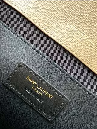 Envelope Medium in Quilted Grain de Poudre Embossed Leather bag - Image 7