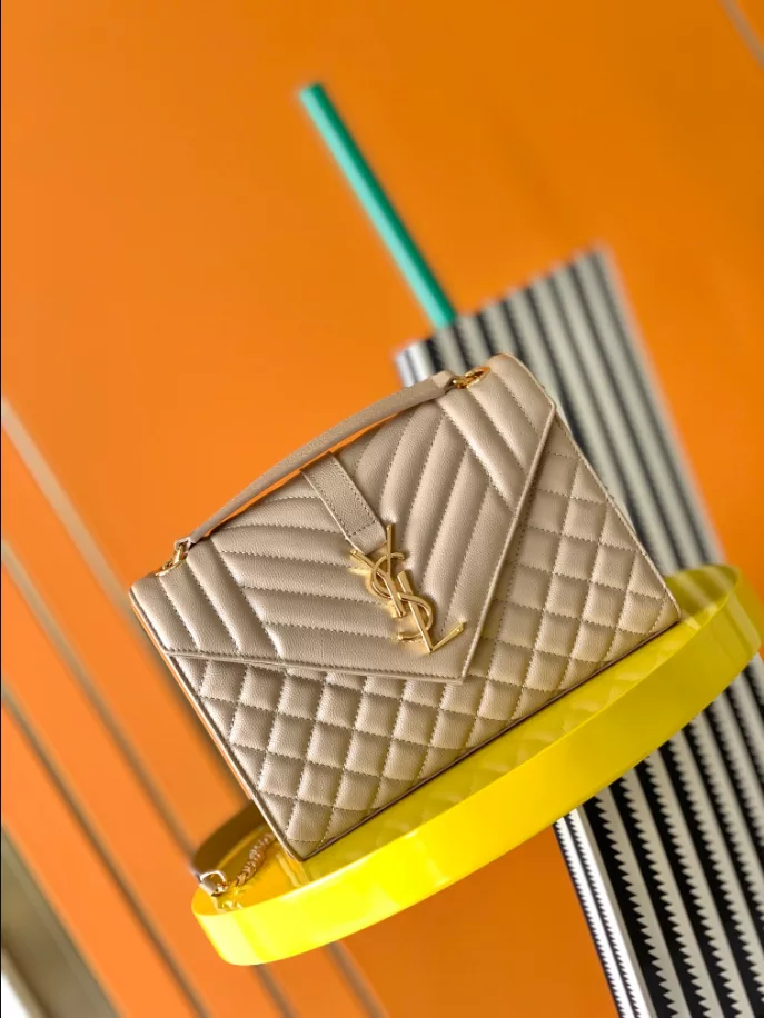 Envelope Medium in Quilted Grain de Poudre Embossed Leather bag - Image 3