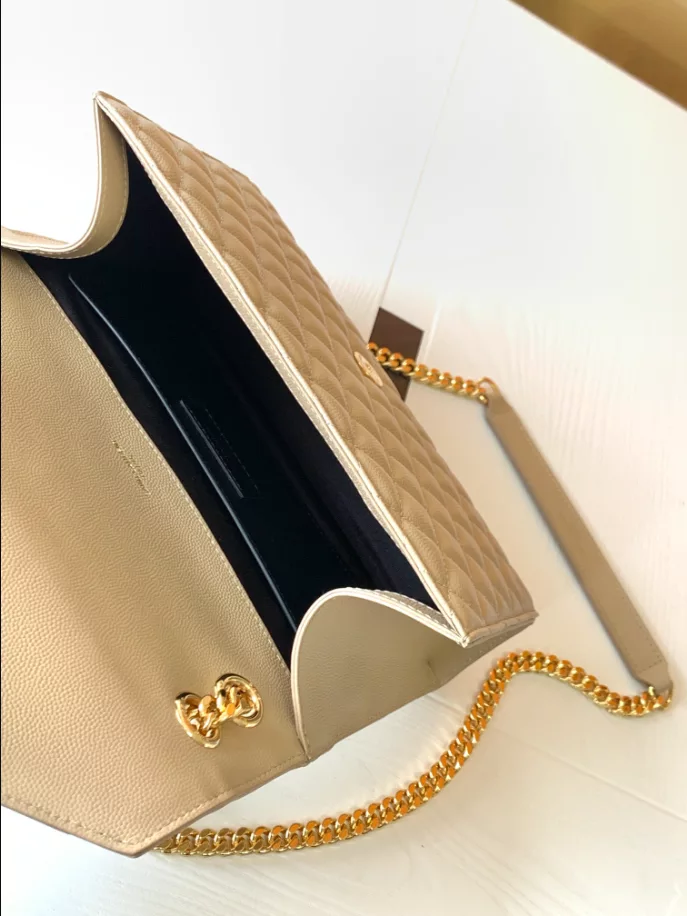 Envelope Medium in Quilted Grain de Poudre Embossed Leather bag - Image 11