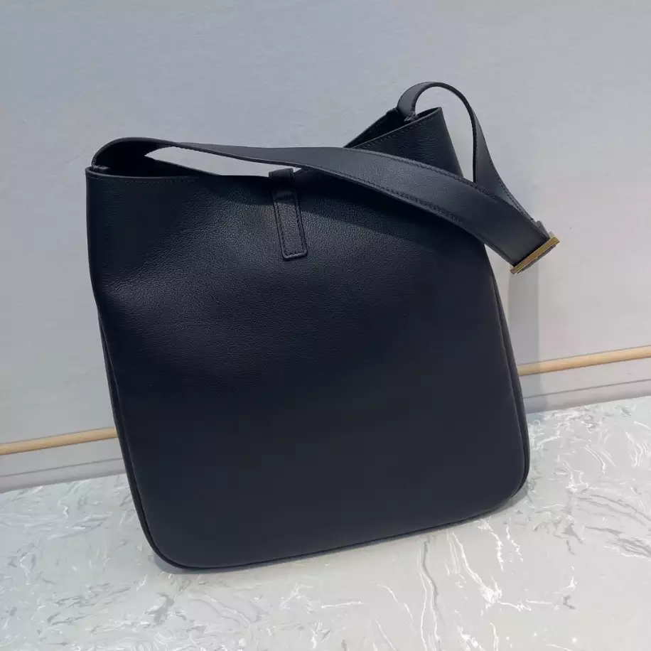 Le 5 à 7 Supple Large in smooth leather Bag - Image 4