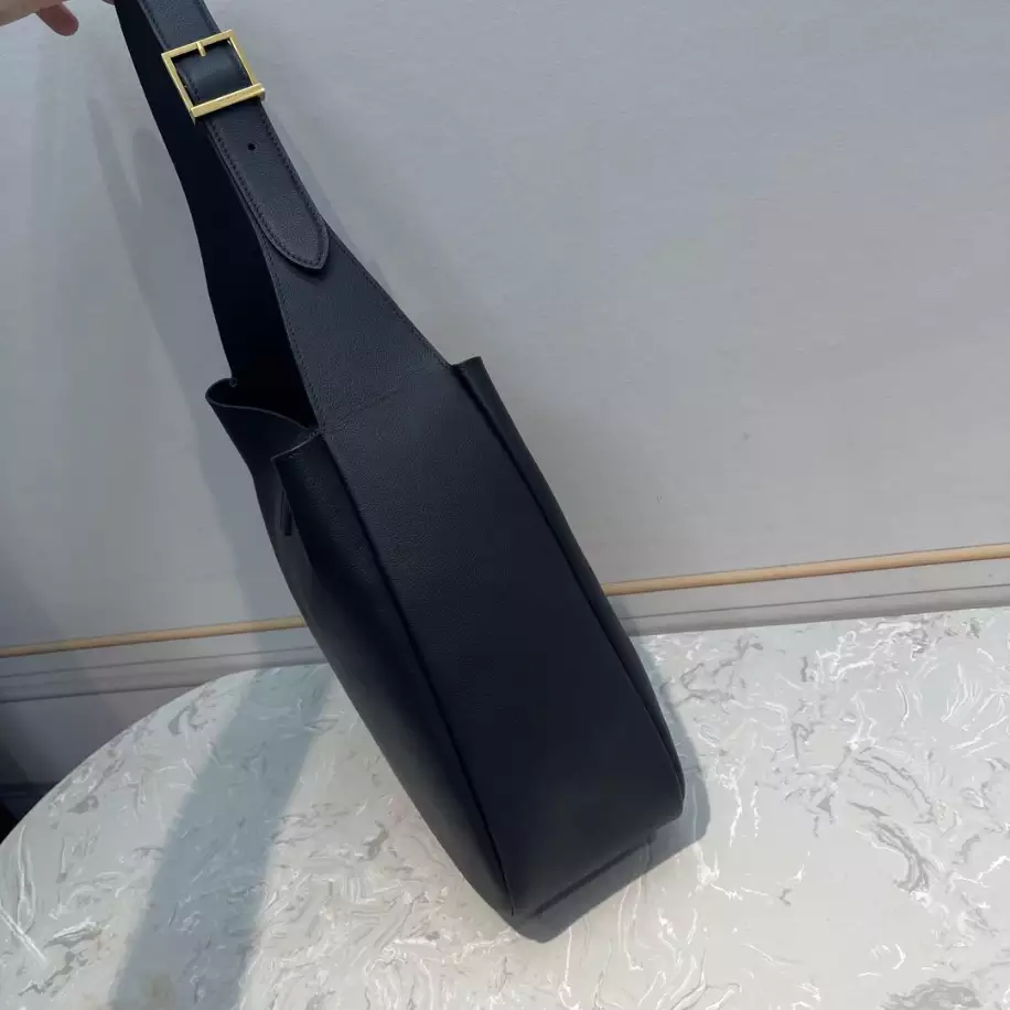 Le 5 à 7 Supple Large in smooth leather Bag - Image 8