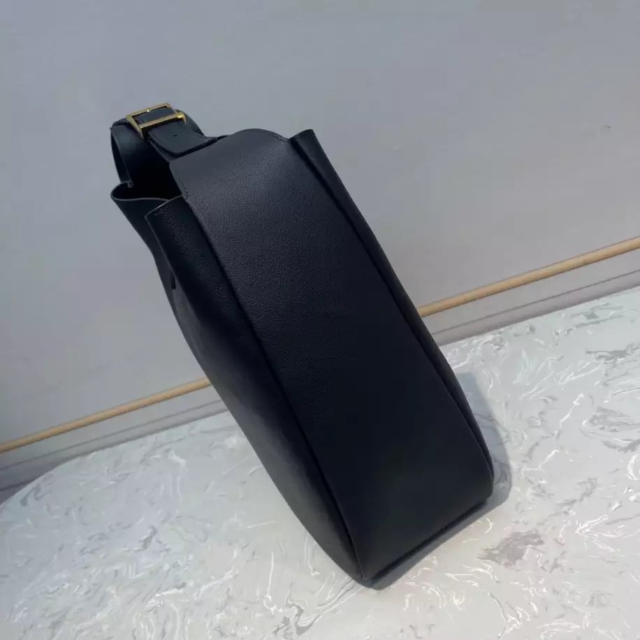 Le 5 à 7 Supple Large in smooth leather Bag - Image 9