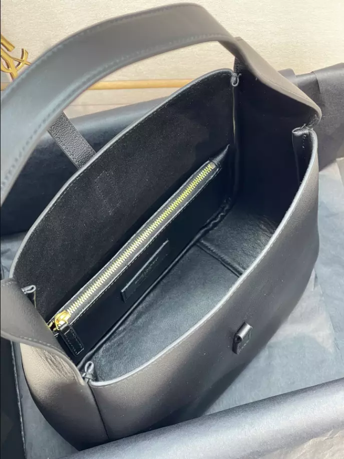 Le 5 à 7 Supple Small in grained leather Bag - Image 8