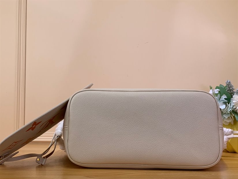 Louis Vuitton Neverfull MM Tote Bag - Image 8
