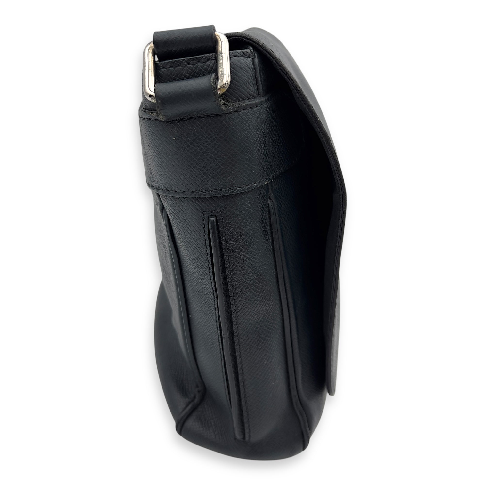 Taiga Messenger Black in Calfskin, Silver hardware - Image 8