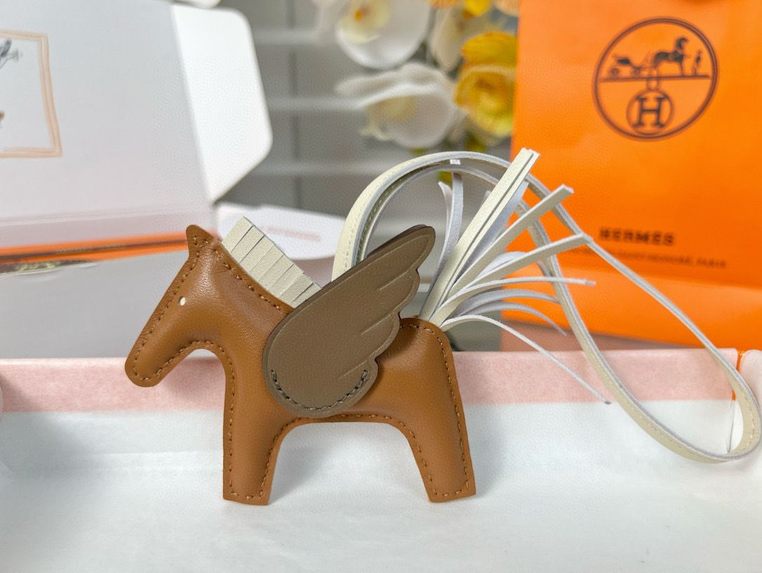 Hermes Rodeo Pegase PM Bag Charm in Gold/Craie/Taupe Lambskin - Image 5