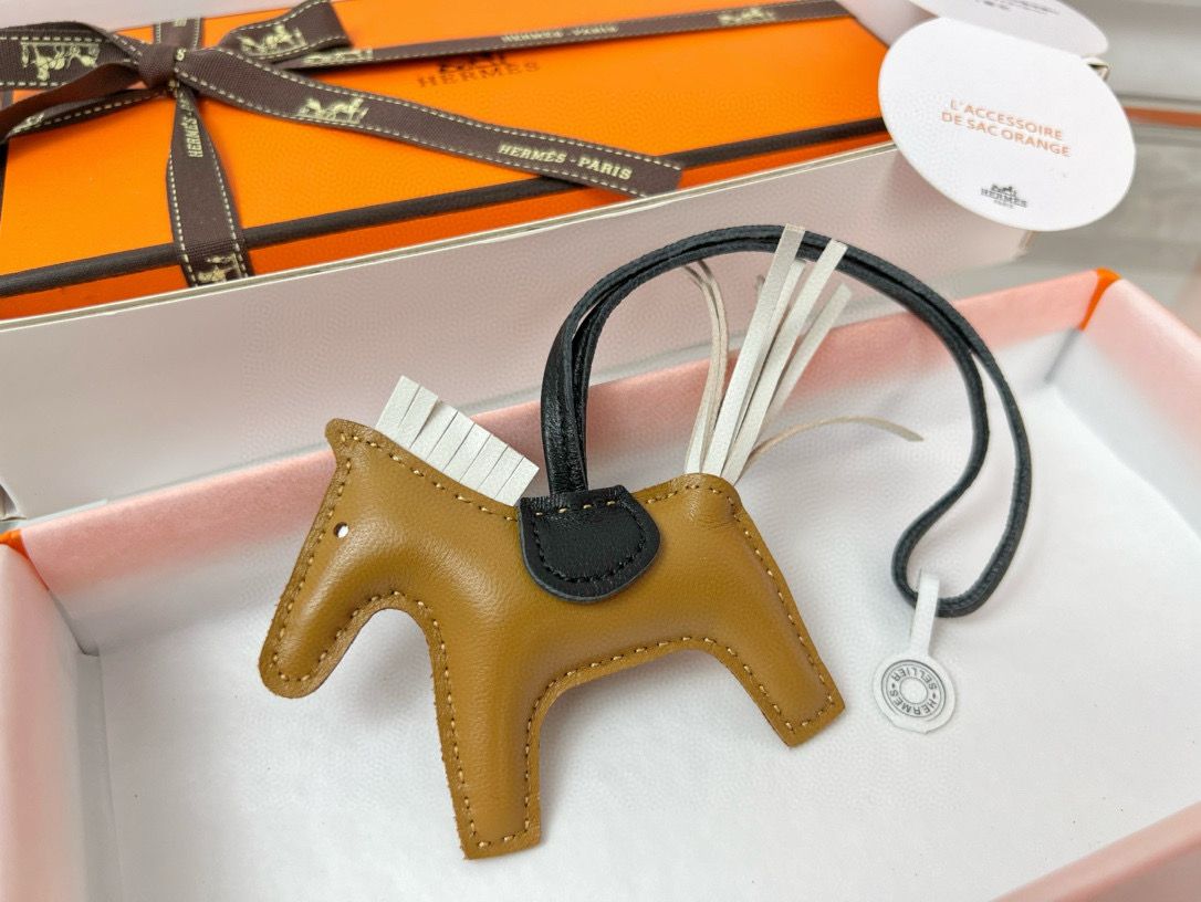 Hermes Rodeo PM Bag Charm in Sesame/Black/Nata Lambskin - Image 4