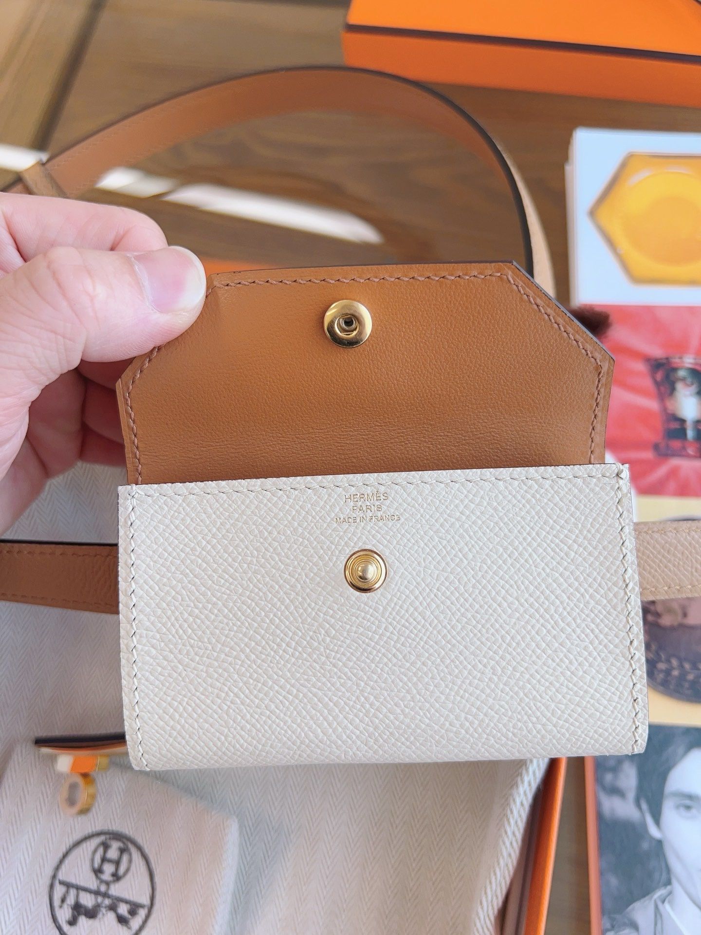 Hermes Kelly Pocket 18 Belt in Biscuit and White Epsom Calfkin - Image 5