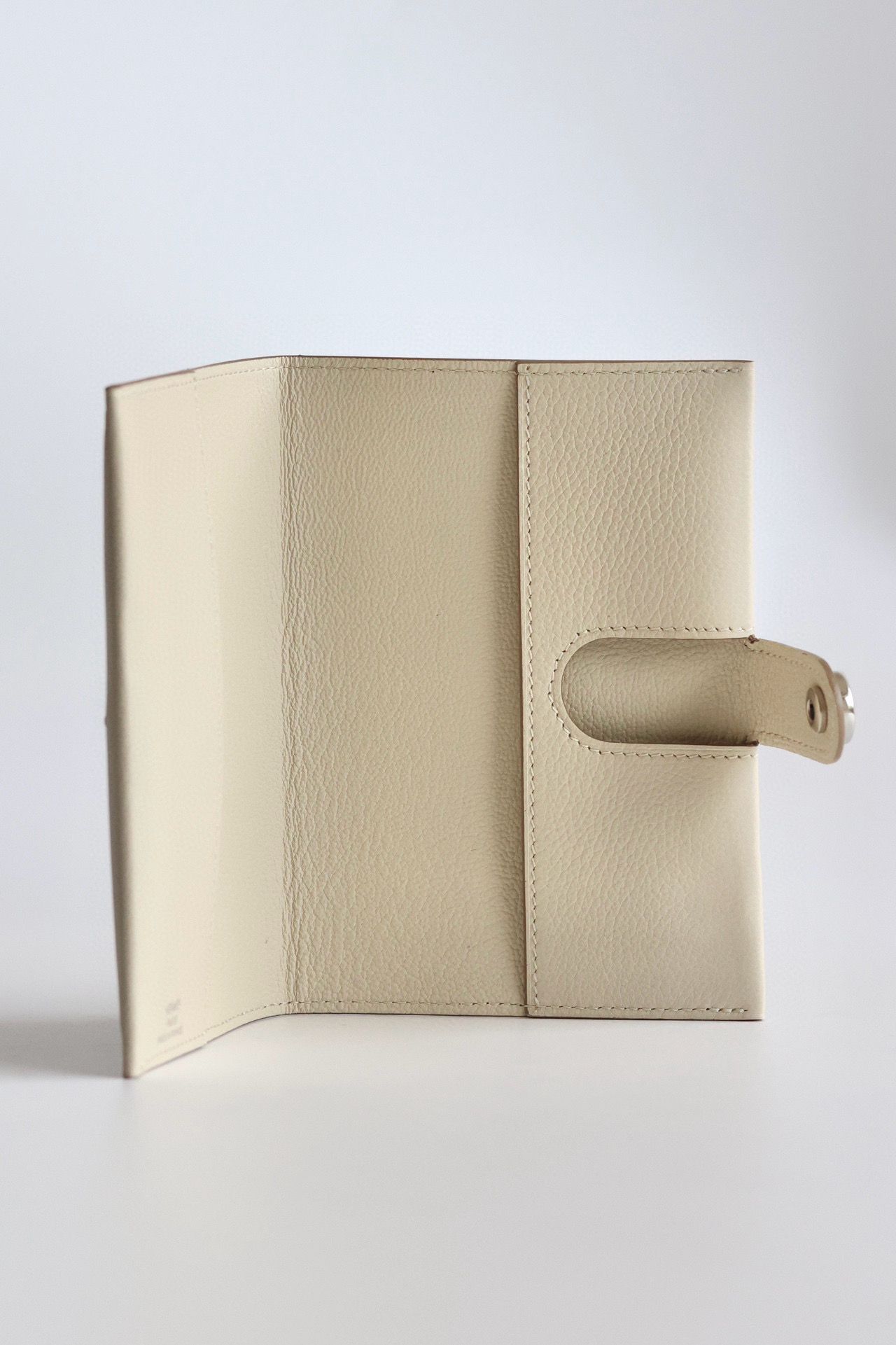 Hermes R.M.S Passport Holder in Beton Evercolor Calfskin - Image 8