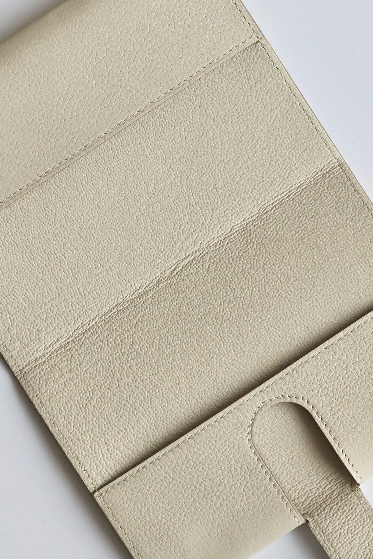Hermes R.M.S Passport Holder in Beton Evercolor Calfskin - Image 9