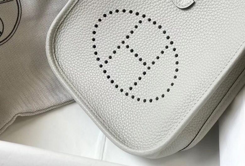 Hermes Evelyne III TPM Bag In Pearl Grey Clemence Leather - Image 4