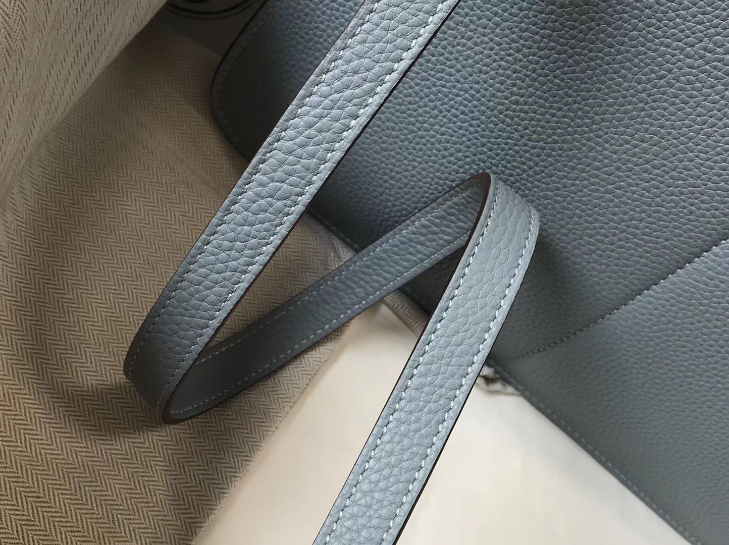 Hermes Halzan 31cm Bag In Blue Lin Clemence Leather - Image 4