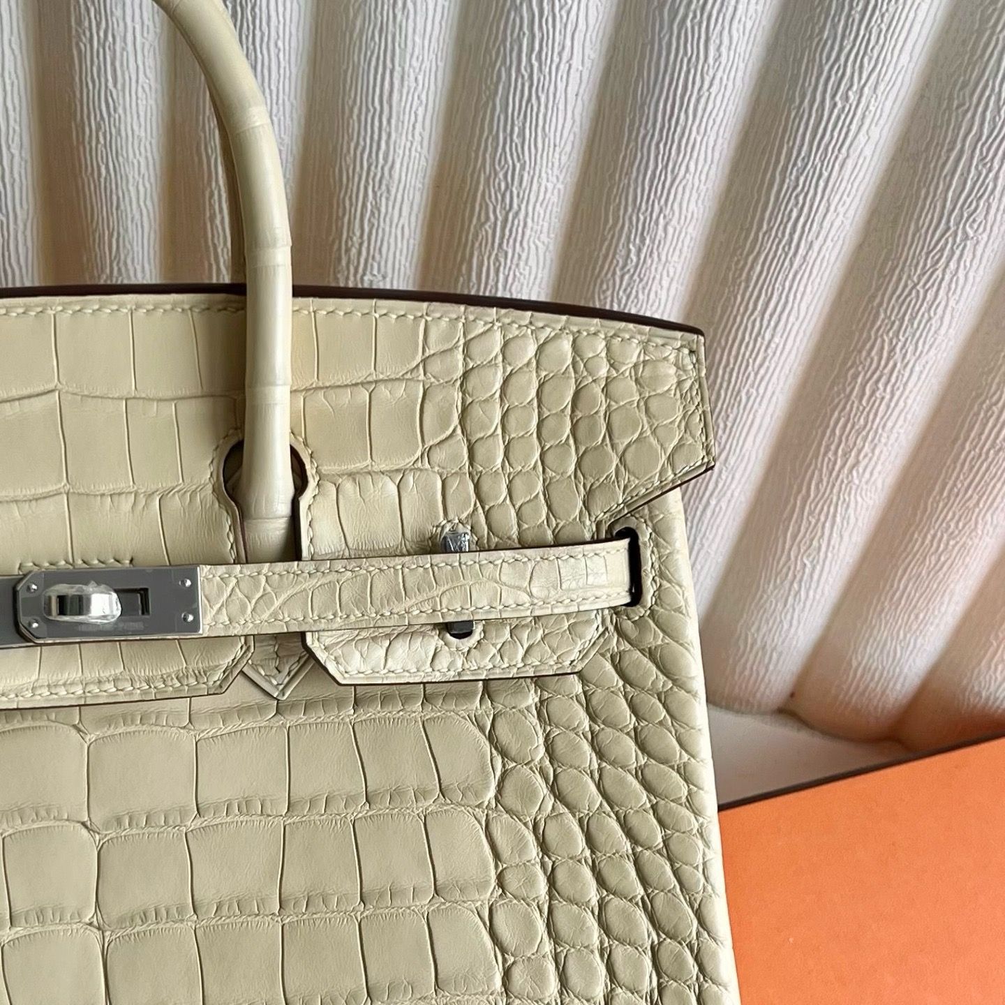 Hermes Birkin 25 Retourne Handmade Bag in Vanille Matte Alligator Leather - Image 10
