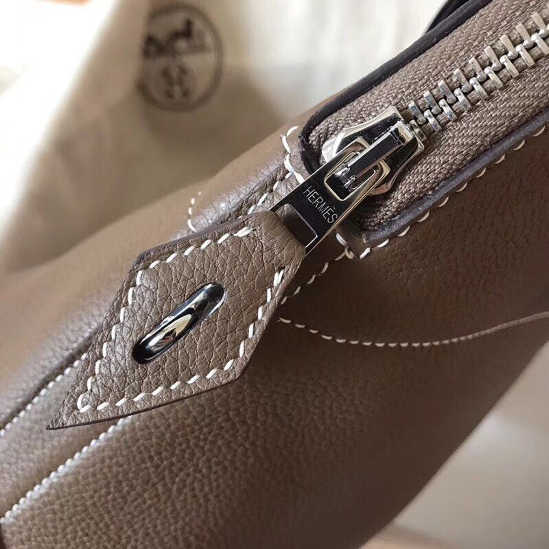 Hermes Bolide 31 Handmade Bag In Taupe Clemence Leather - Image 4