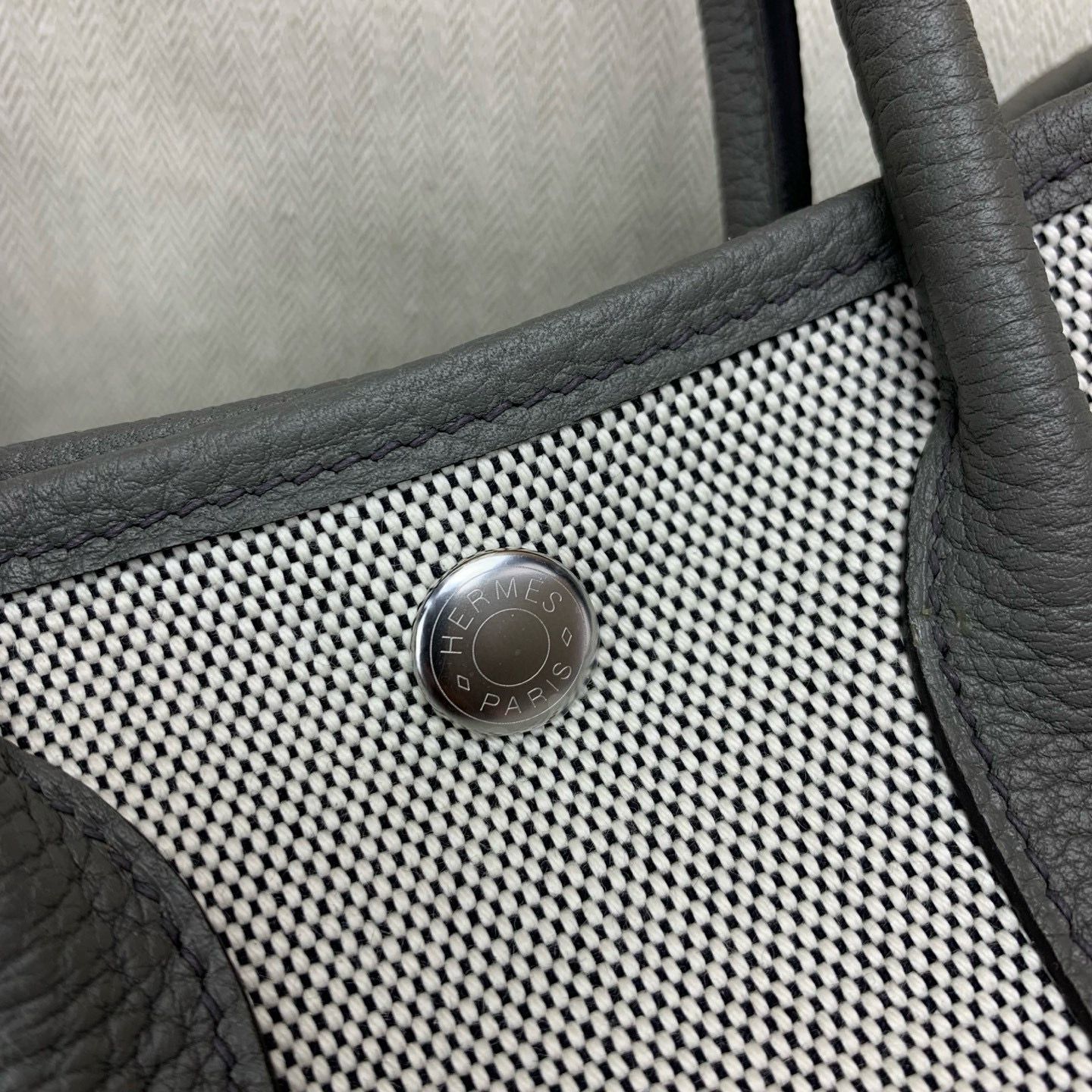 Hermes Neo Garden Party 23 Bag in Canvas and Gris Meyer Negonda Calfskin - Image 6