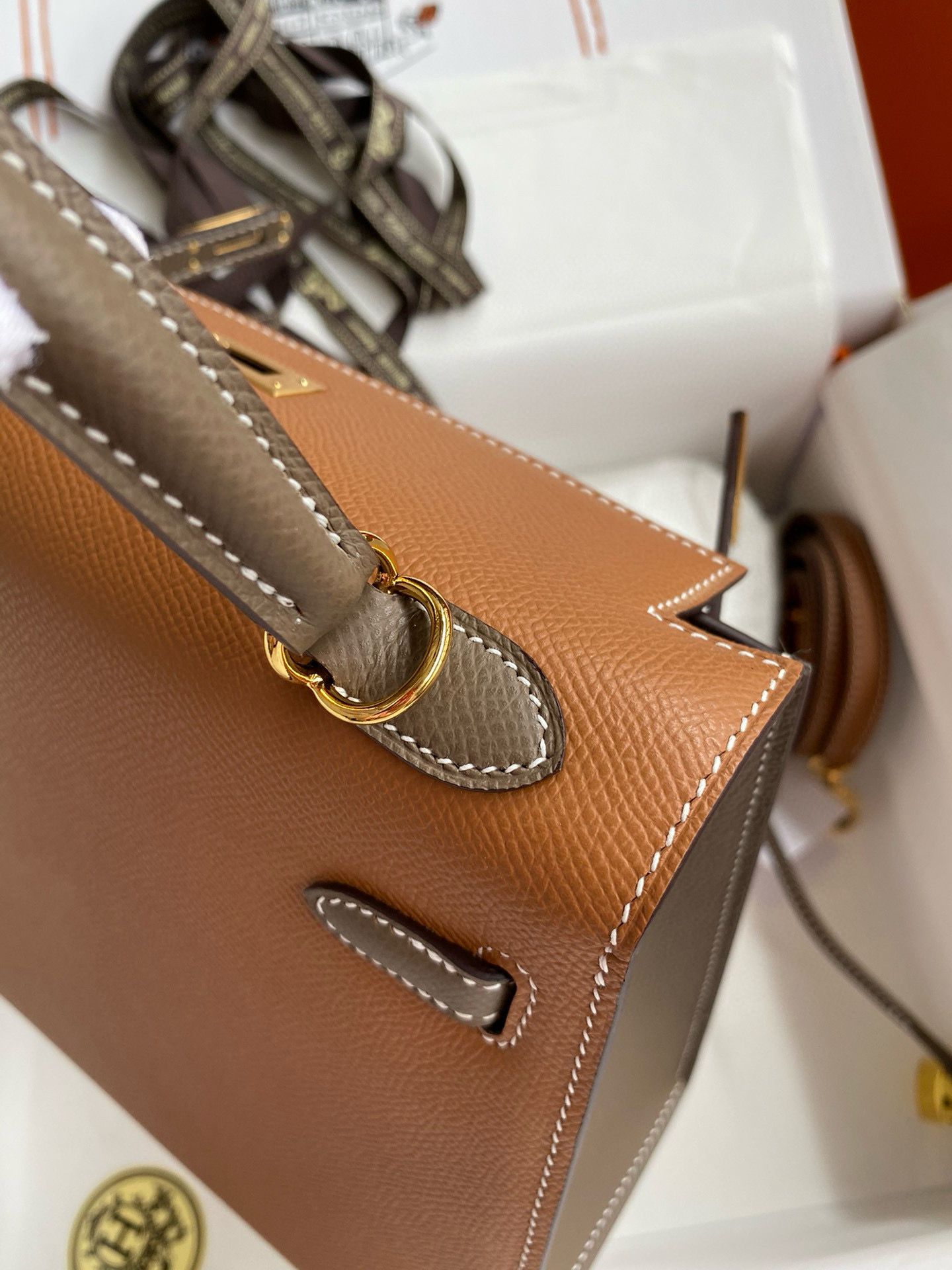 Hermes HSS Kelly Sellier 25 Bicolor Bag in Gold and Taupe Epsom Calfskin - Image 7