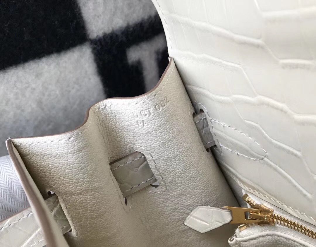 Hermes Kelly 25cm Handmade Bag In White Embossed Crocodile Leather - Image 8