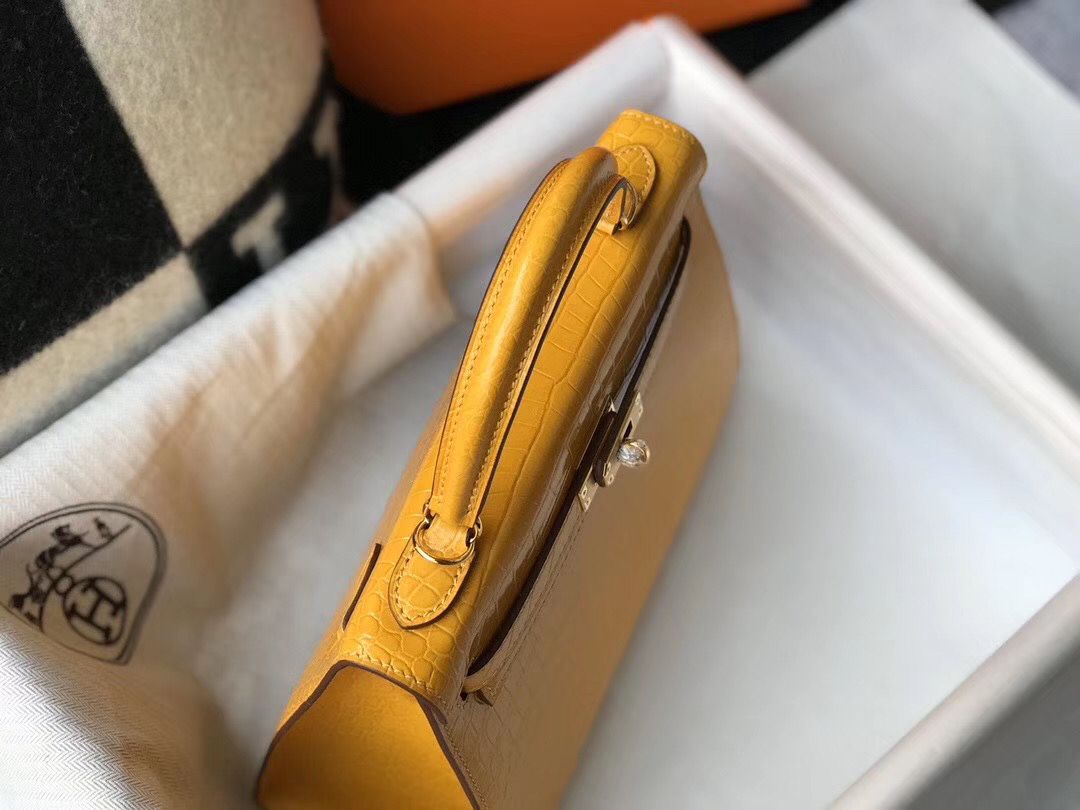 Hermes Kelly 25cm Handmade Bag In Yellow Embossed Crocodile Leather - Image 4