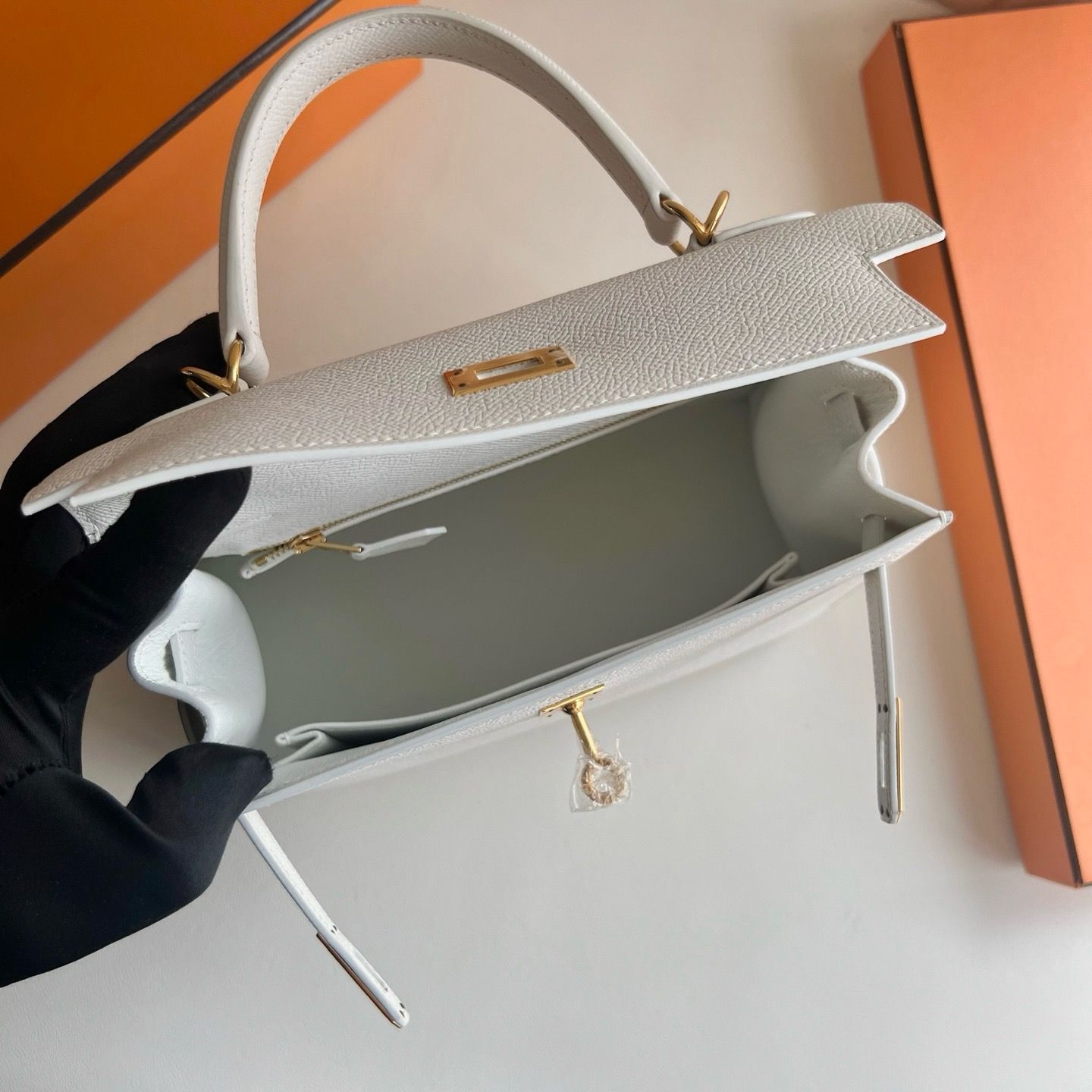 Hermes Kelly Sellier 25 Handmade Bag in White Epsom Calfskin - Image 7