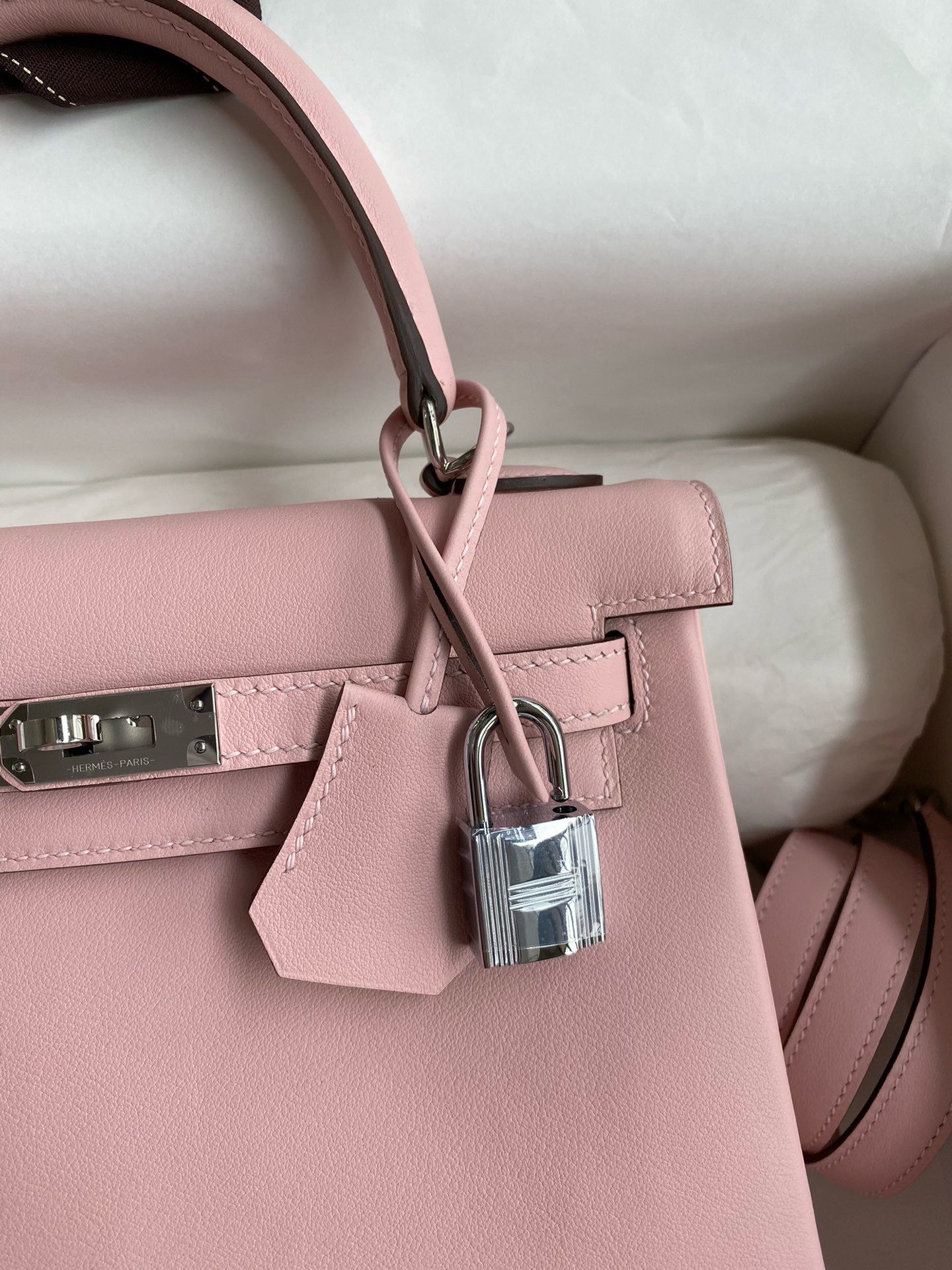 Hermes Kelly Retourne 25 Handmade Bag In Rose Sakura Swift Calfskin - Image 4