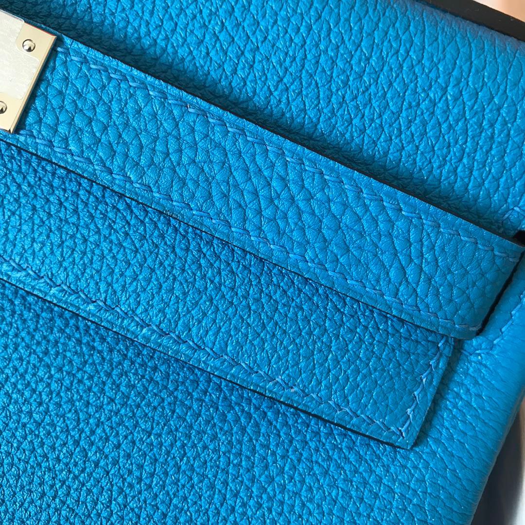 Hermes Kelly Retourne 28 Handmade Bag In Blue Zanzibar Clemence Leather - Image 5