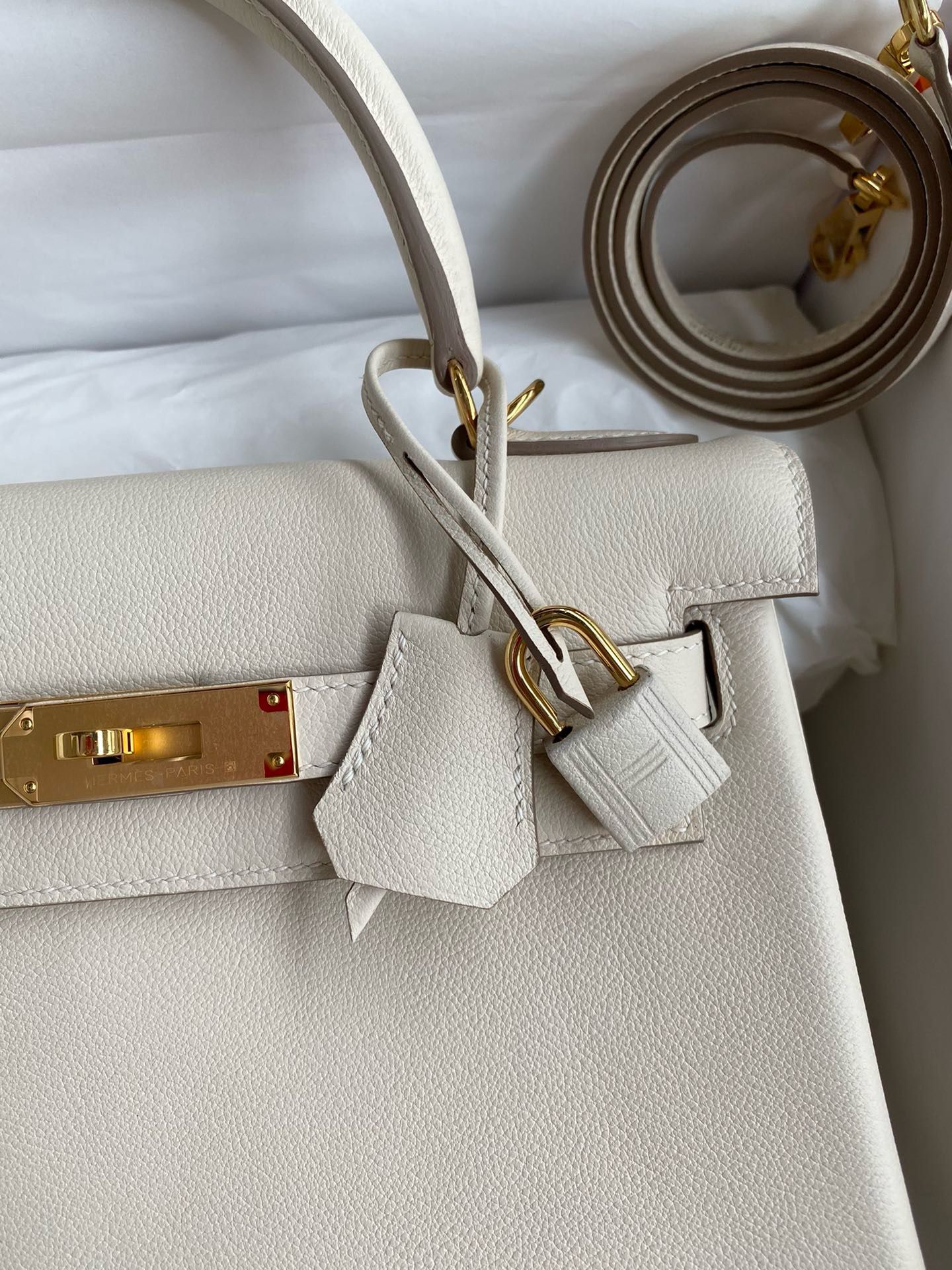 Hermes Kelly Retourne 28 Handmade Bag in Craie Evercolor Calfskin - Image 4