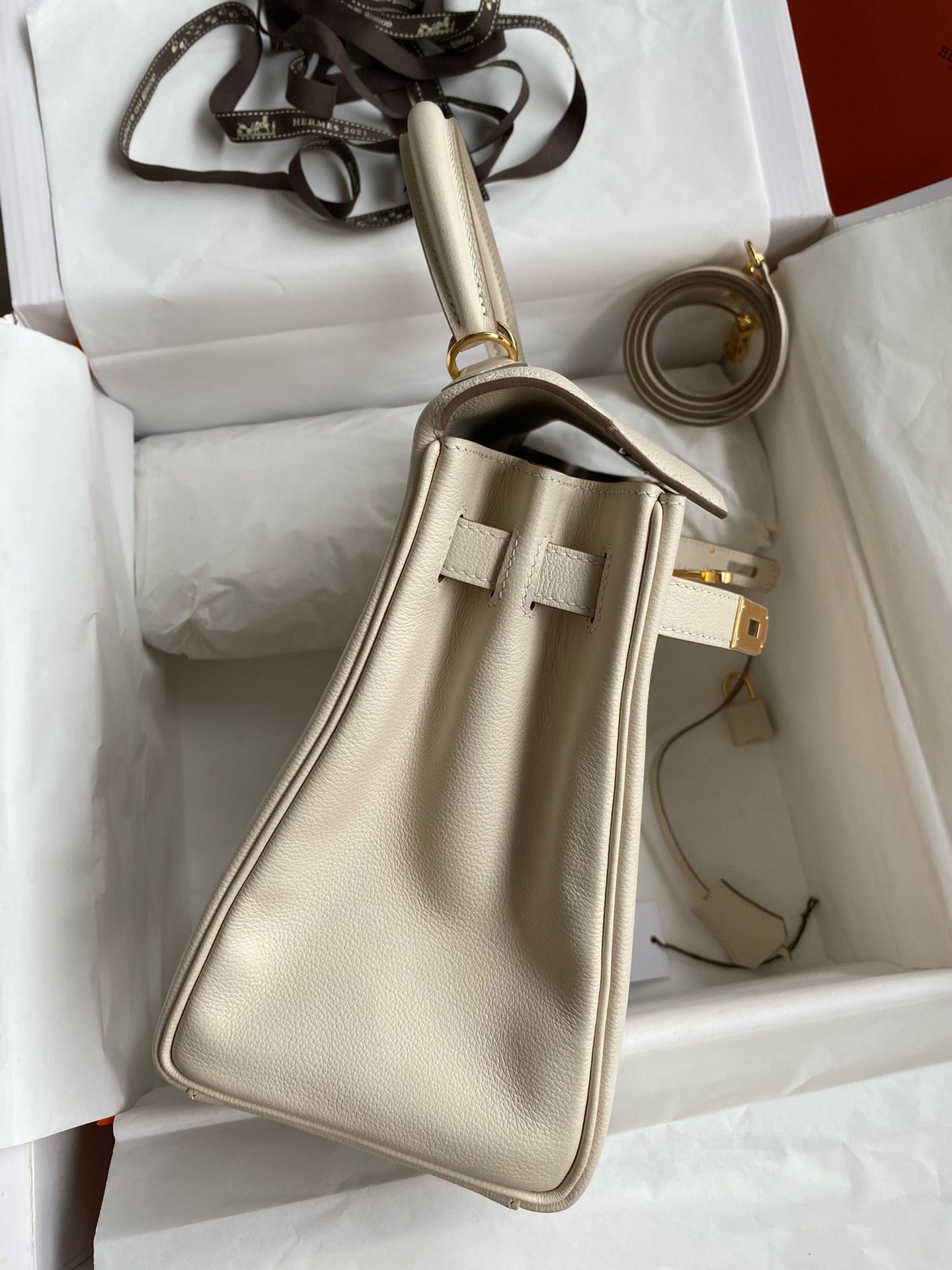 Hermes Kelly Retourne 28 Handmade Bag in Craie Evercolor Calfskin - Image 5