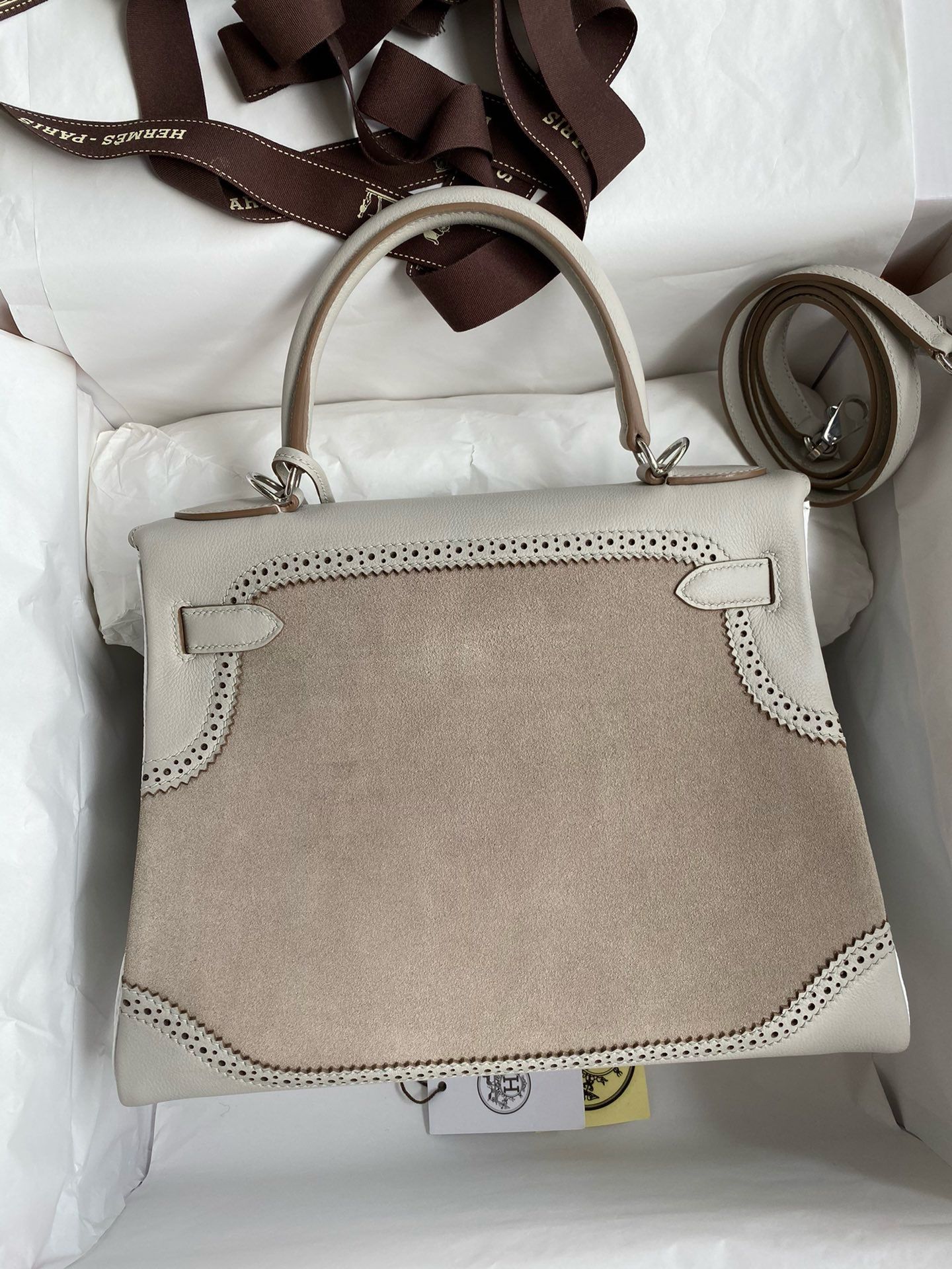Hermes Kelly 28 Ghillies Grizzly Bag in Pearl Grey Evercolor and Grey Veau Doblis - Image 3