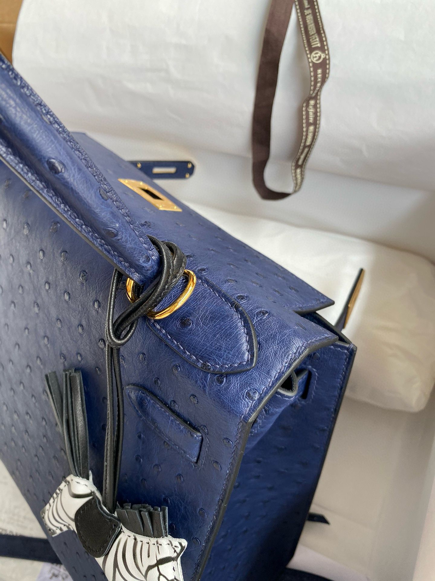 Hermes Kelly Sellier 28 Handmade Bag In Blue Iris Ostrich Leather - Image 7
