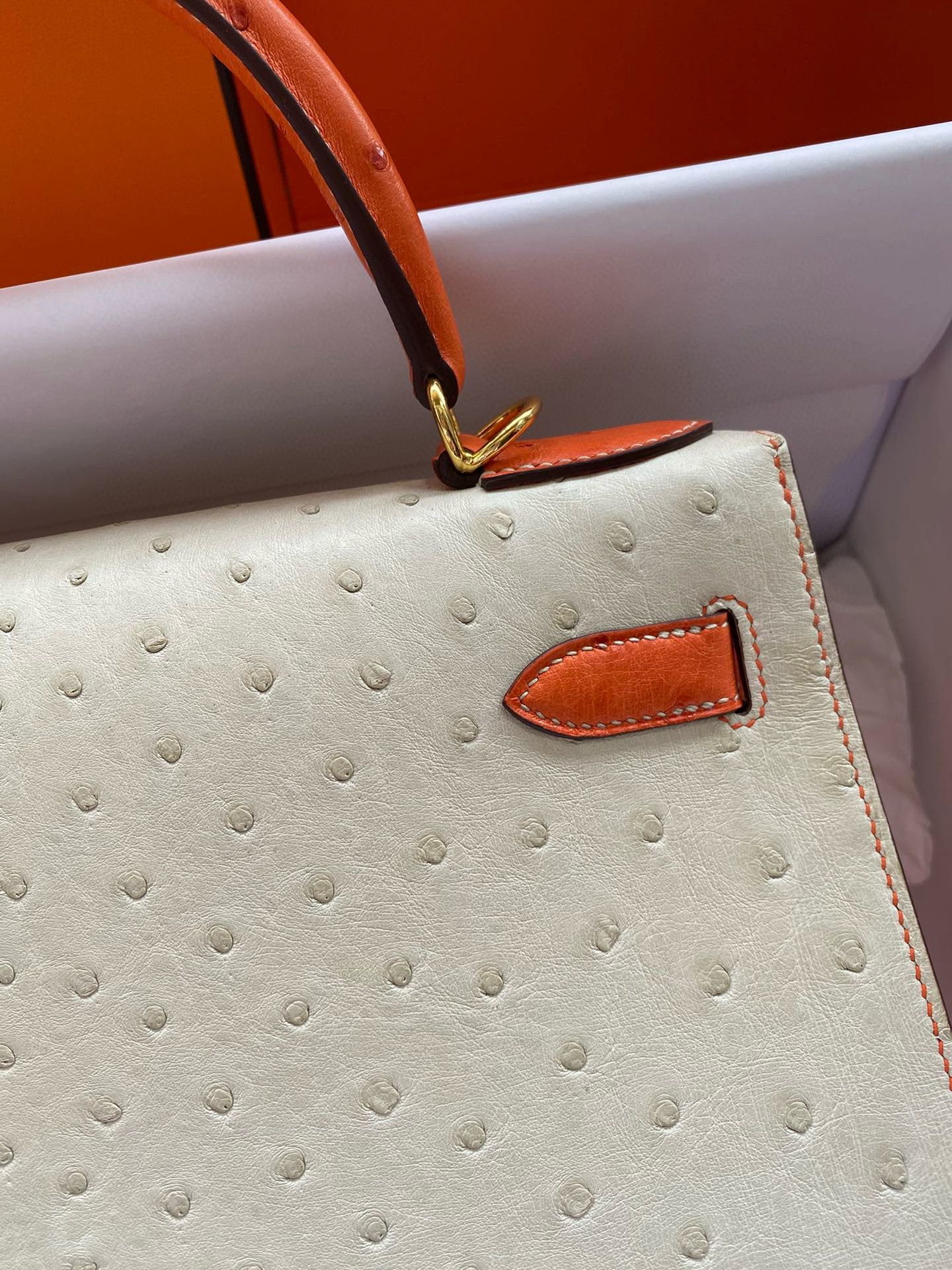 Hermes HSS Kelly 28 Bicolor Bag in Parchemin and Orange Ostrich Leather - Image 5