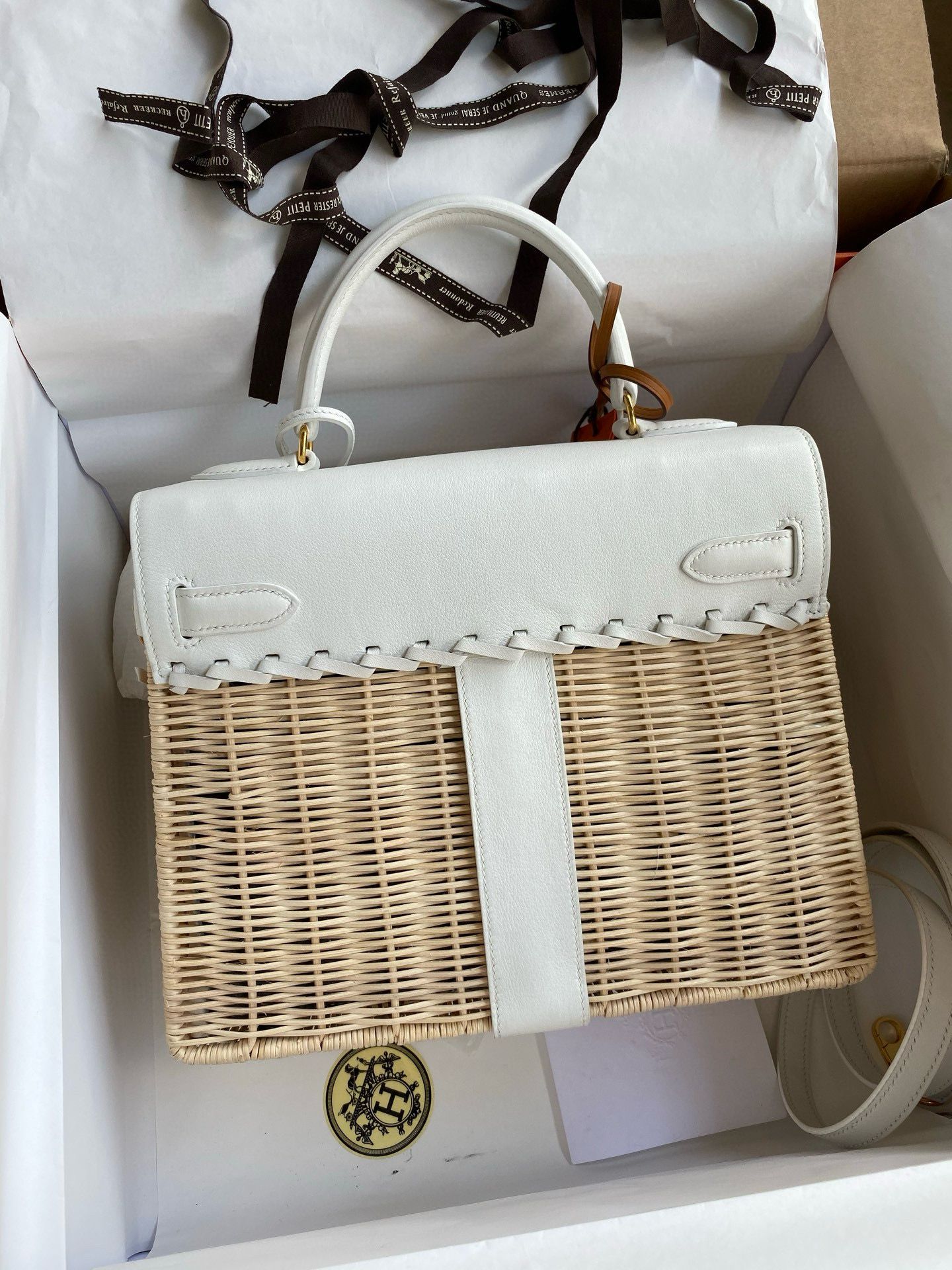 Hermes Picnic Kelly 28cm Bag in Wicker with White Barenia Leather - Image 3