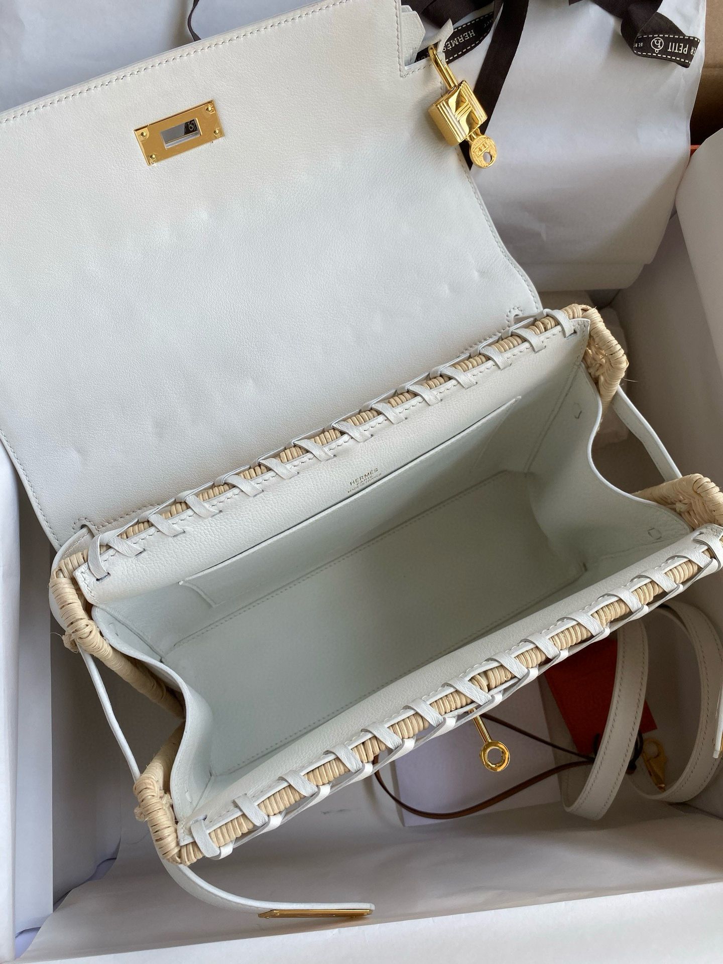 Hermes Picnic Kelly 28cm Bag in Wicker with White Barenia Leather - Image 8