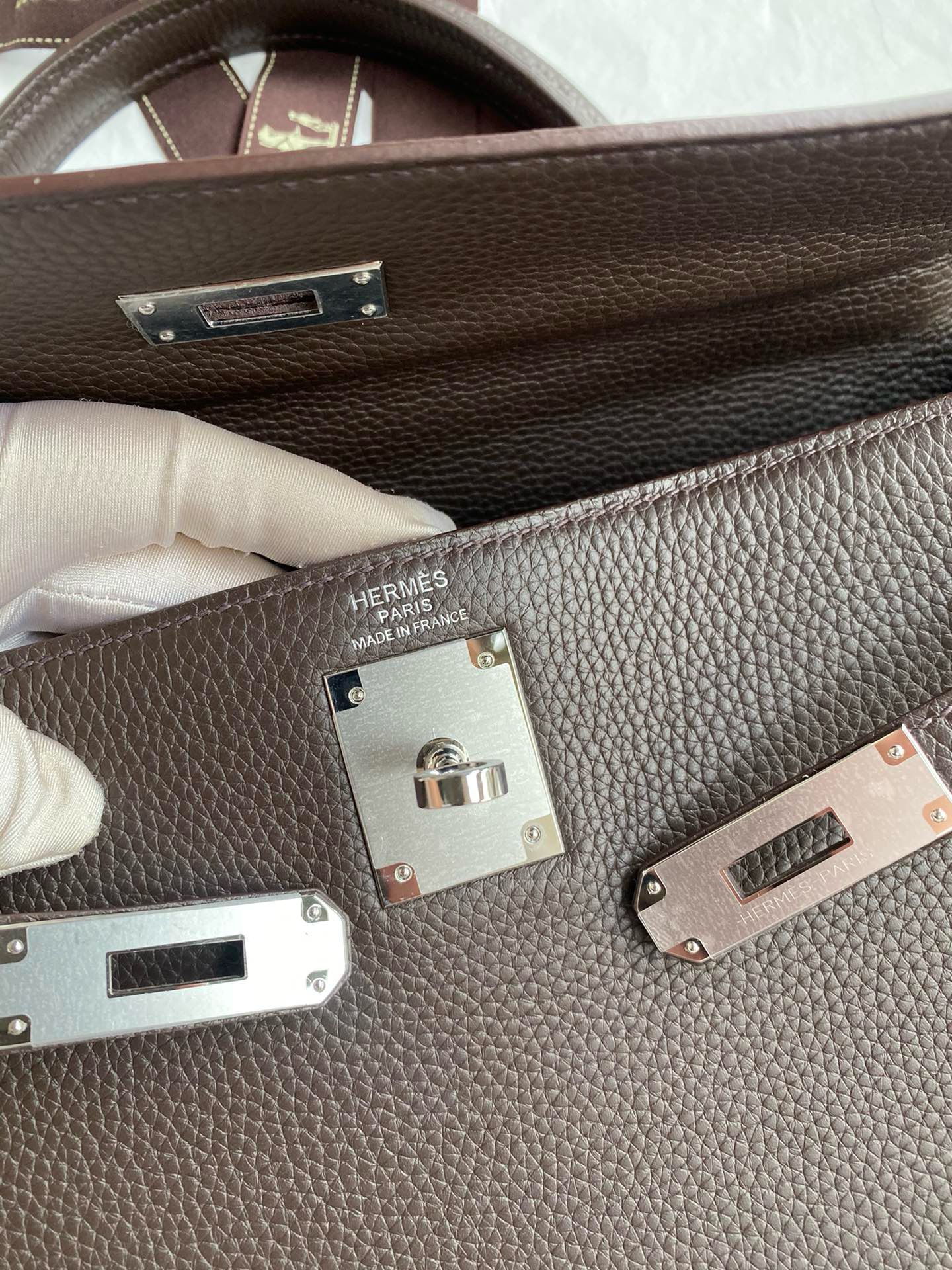 Hermes Kelly Retourne 32 Handmade Bag in Chocolat Clemence Leather - Image 8