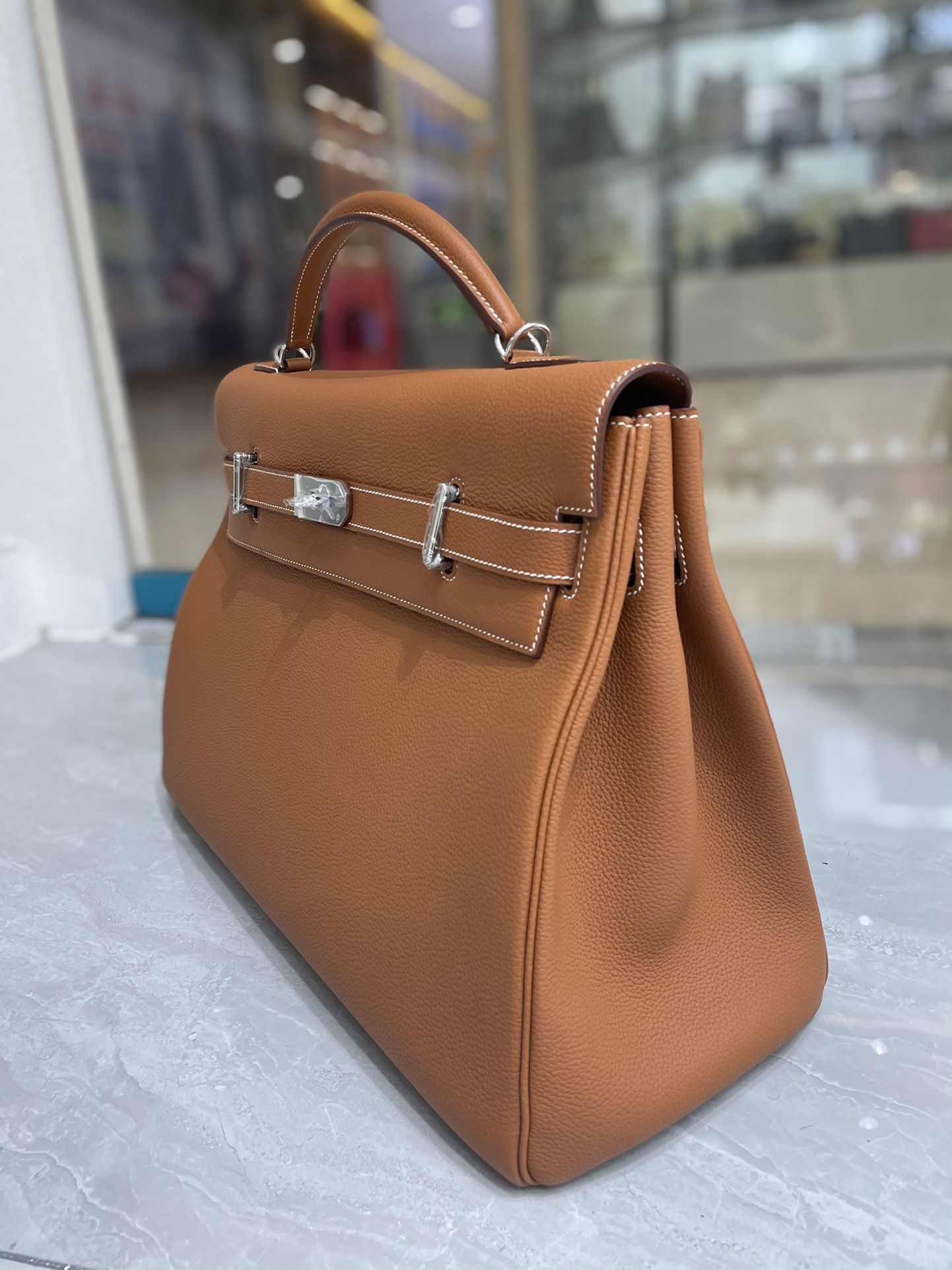 Hermes Kelly 42 Maxi Handmade Bag in Gold Clemence Leather - Image 5