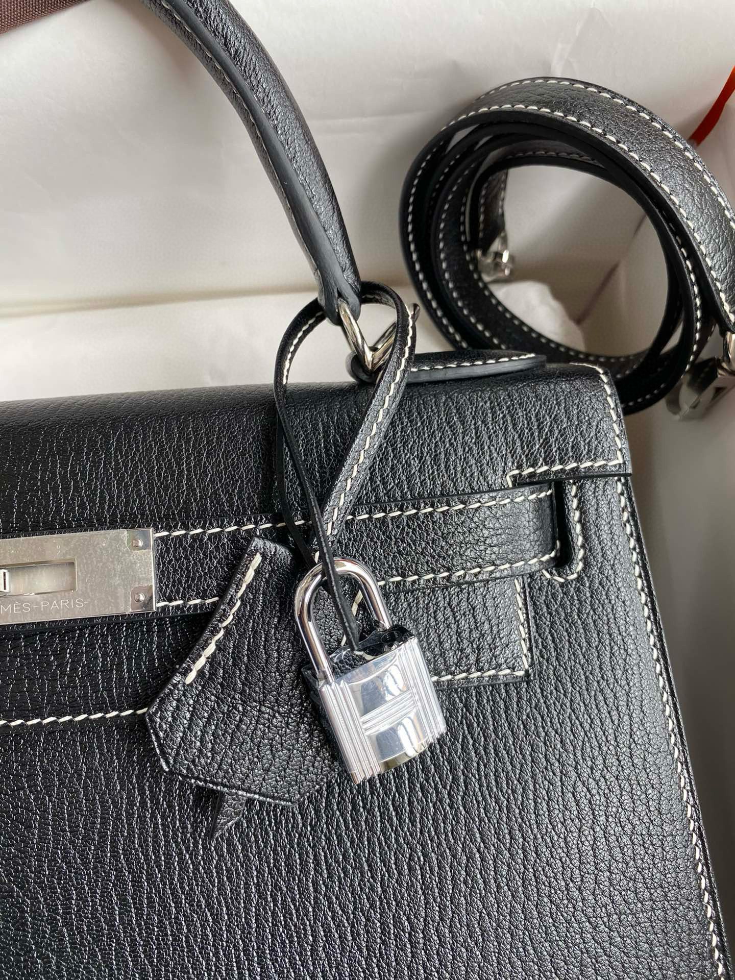 Hermes Kelly Sellier 28 Verso Handmade Bag in Black and Red Mysore Chevre Goatskin - Image 4