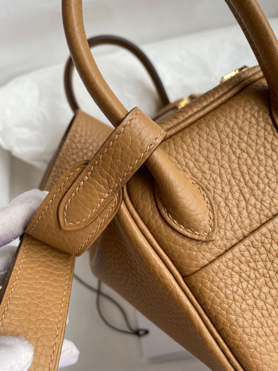 Hermes Mini Lindy Handmade Bag In Biscuit Clemence Leather - Image 5