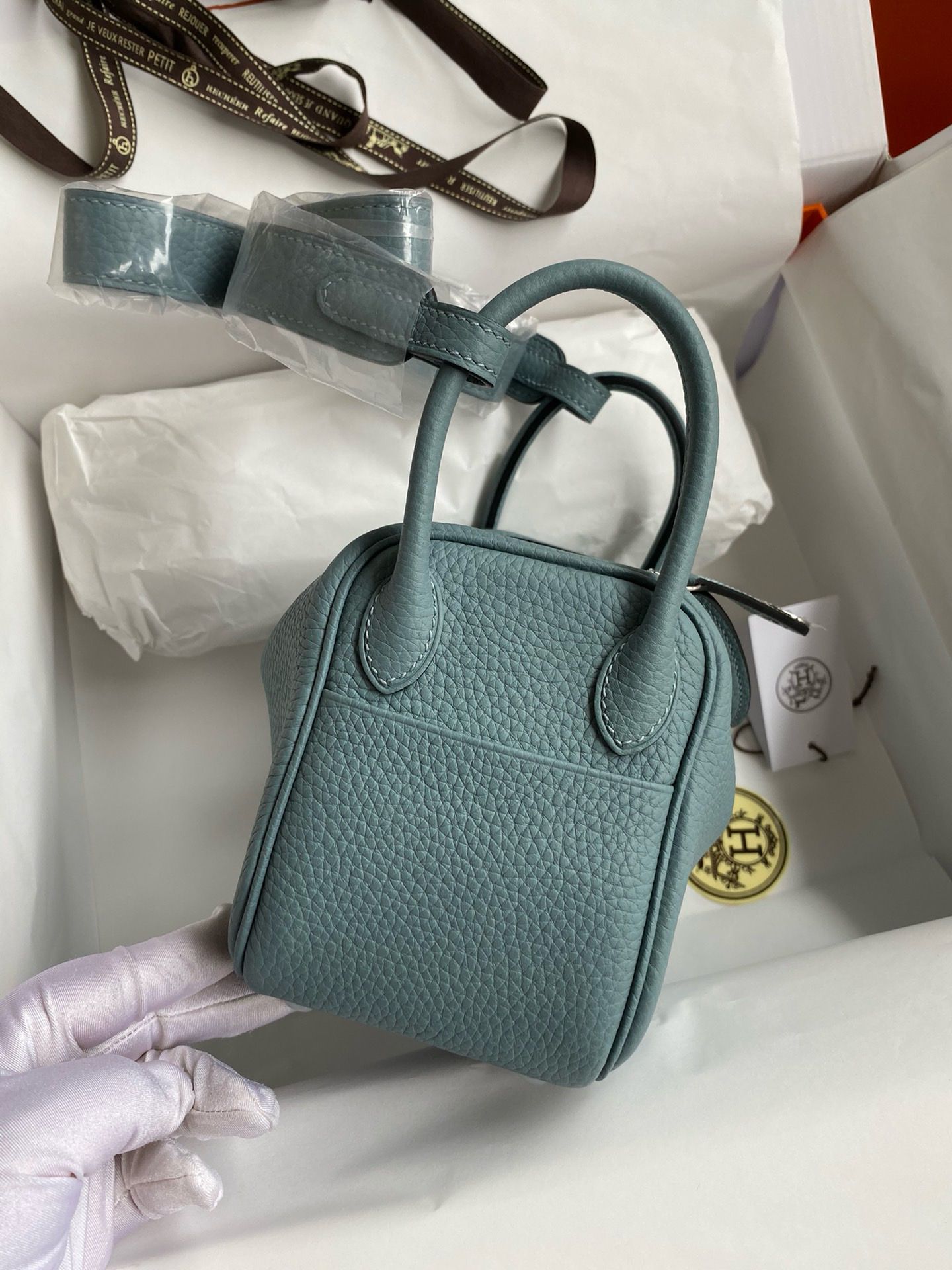 Hermes Mini Lindy Handmade Bag In Ciel Clemence Leather - Image 3