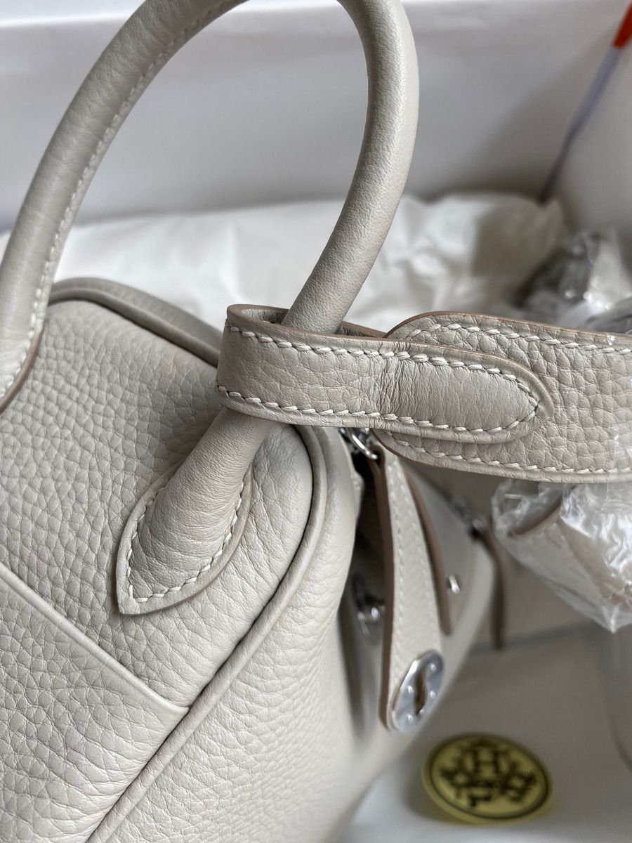 Hermes Mini Lindy Handmade Bag In Pearl Grey Clemence Leather - Image 7