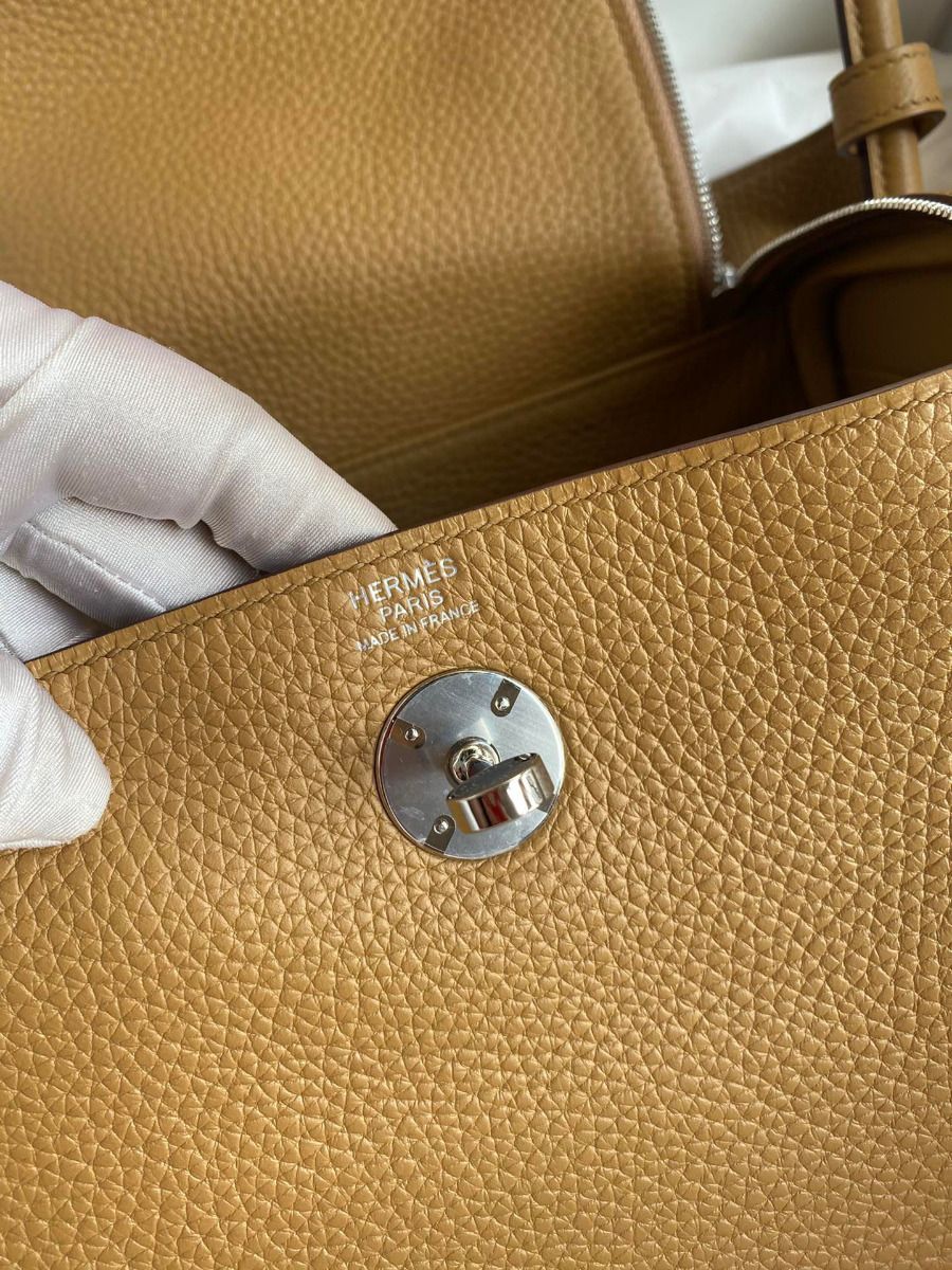 Hermes Lindy 26 Handmade Bag In Biscuit Clemence Leather - Image 10