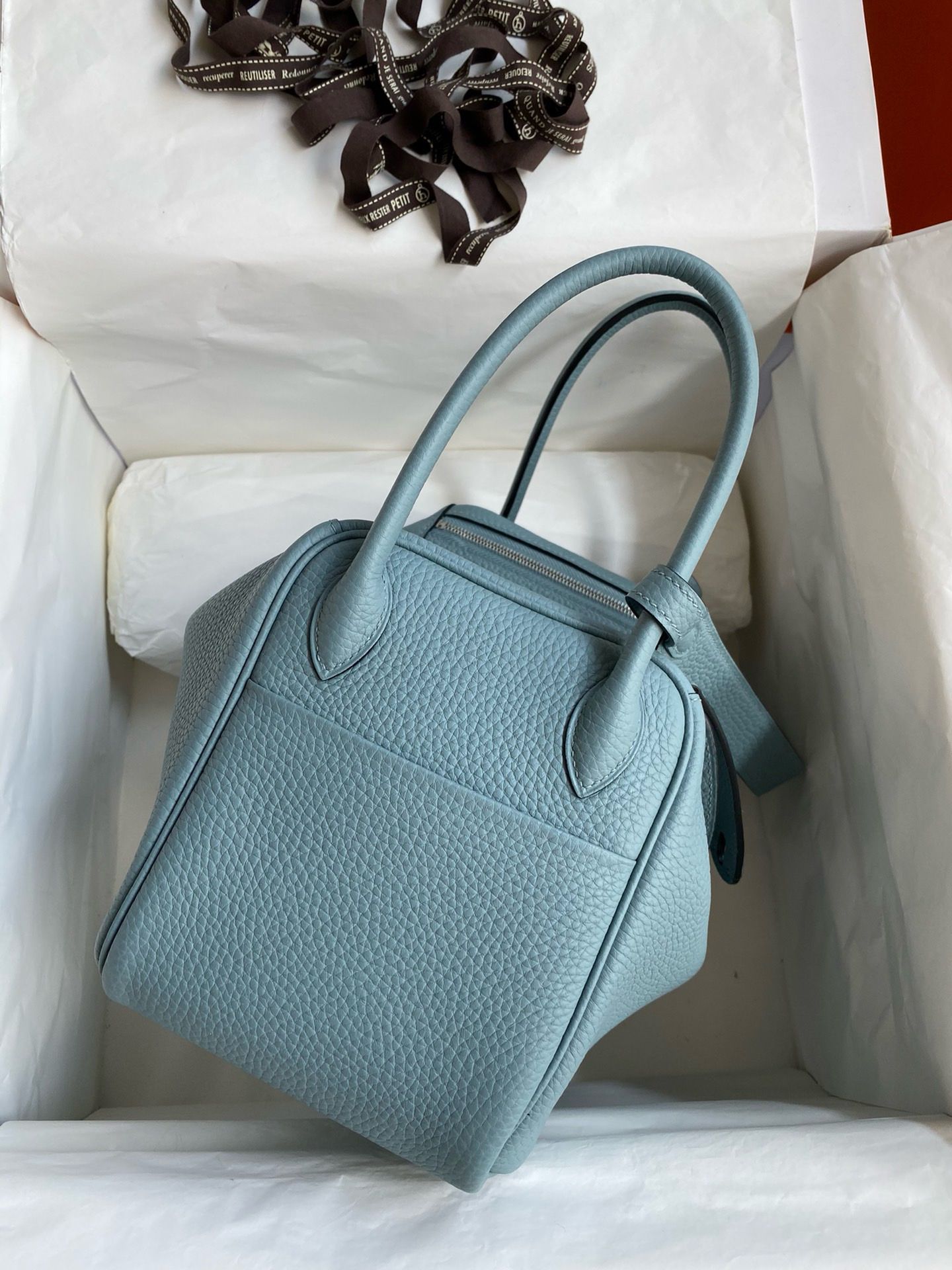 Hermes Lindy 26 Handmade Bag In Ciel Clemence Leather - Image 3