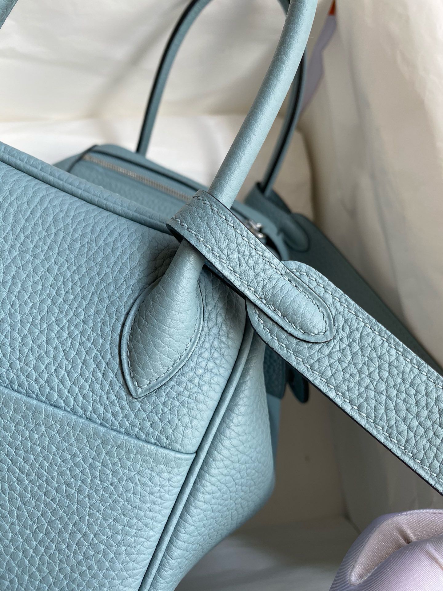 Hermes Lindy 26 Handmade Bag In Ciel Clemence Leather - Image 5