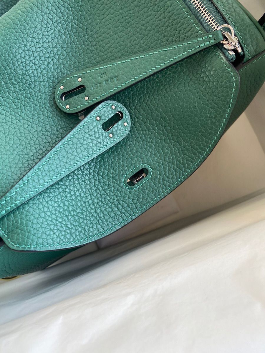 Hermes Lindy 26 Handmade Bag In Malachite Clemence Leather - Image 7