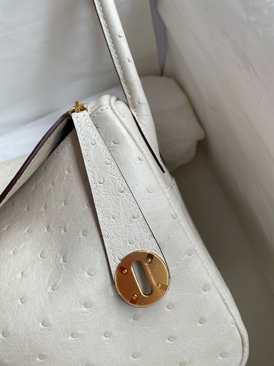 Hermes Lindy 26 Handmade Bag In Craie Ostrich Leather - Image 4