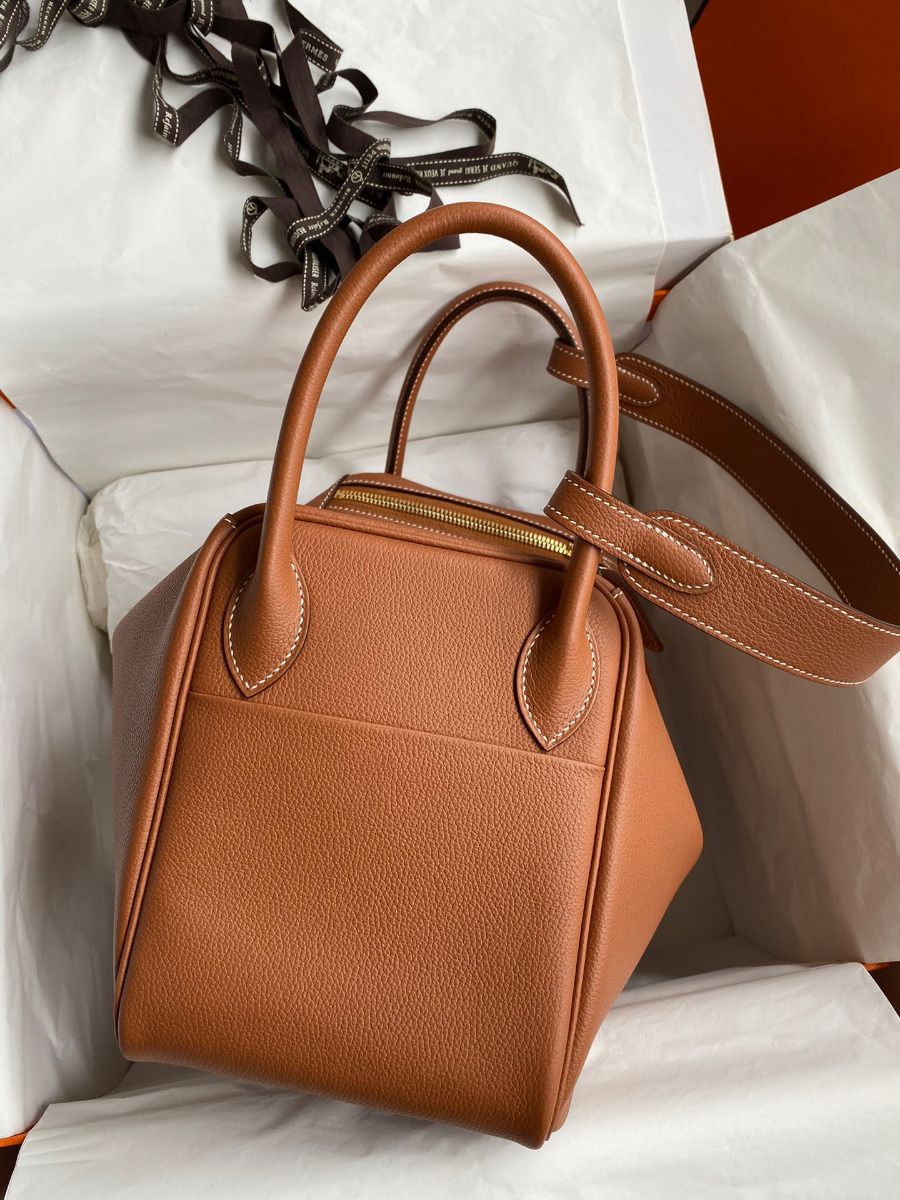 Hermes Lindy 30 Handmade Bag In Gold Evercolor Leather - Image 3