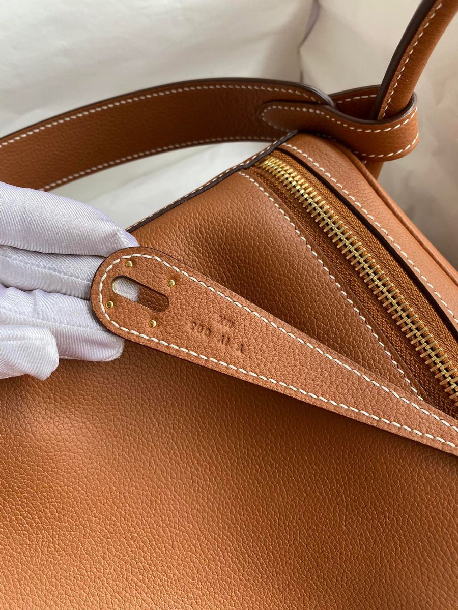 Hermes Lindy 30 Handmade Bag In Gold Evercolor Leather - Image 6