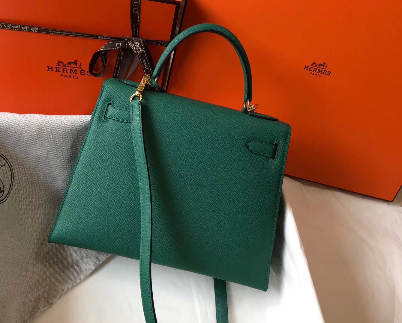 Hermes Kelly 28cm Bag In Vert Vertigo Epsom Leather GHW - Image 3
