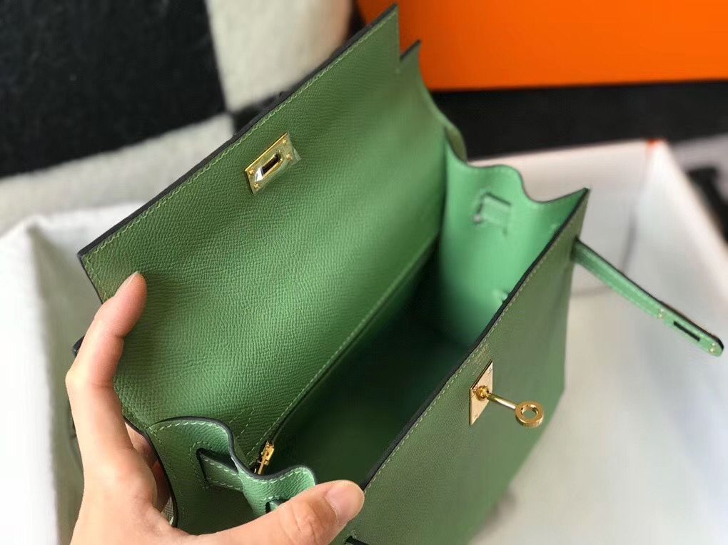 Hermes Kelly 28cm Bag In Vert Criquet Epsom Leather GHW - Image 9