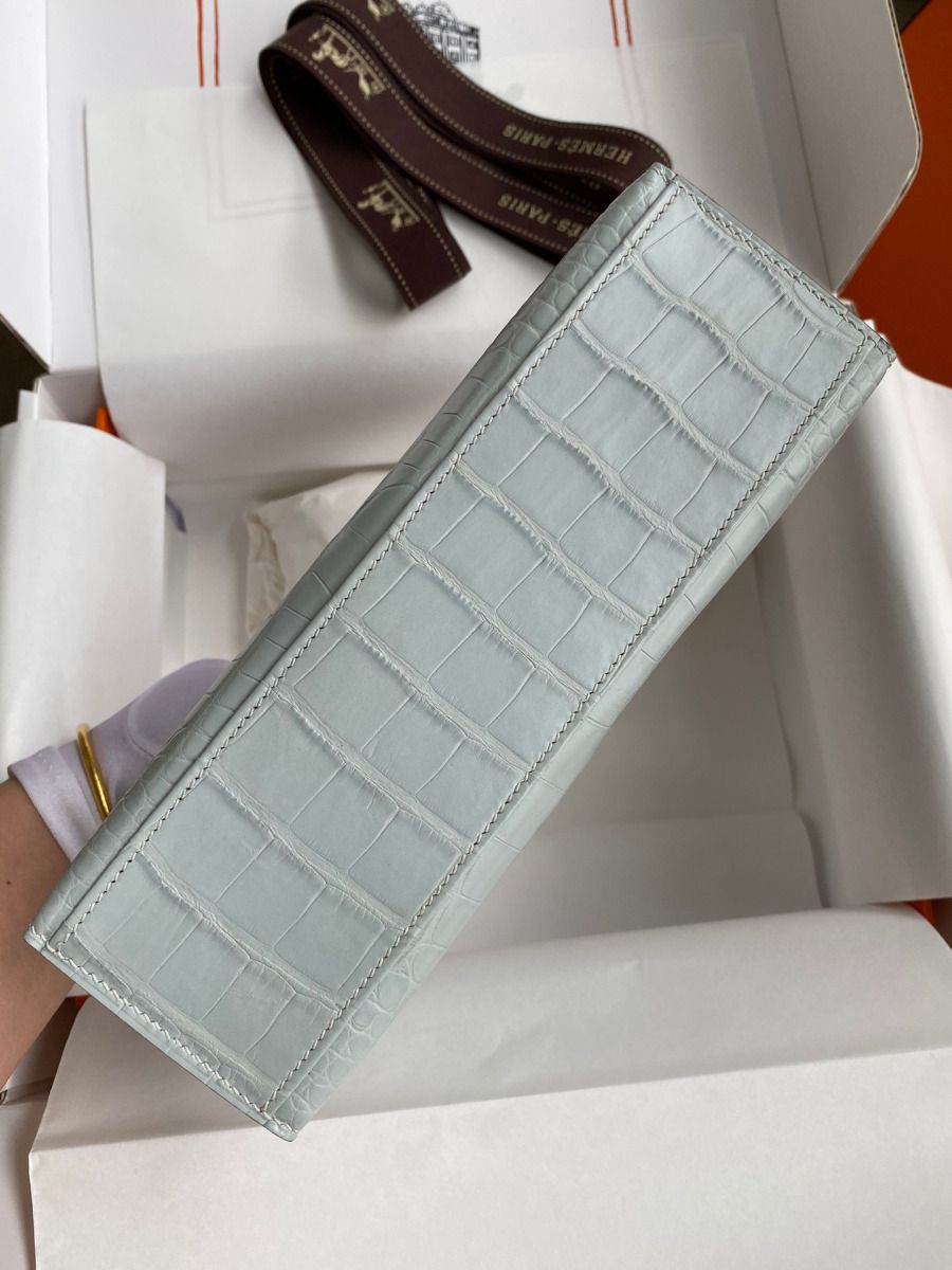 Hermes Kelly Pochette Handmade Bag In Pearl Grey Matte Alligator Leather - Image 4