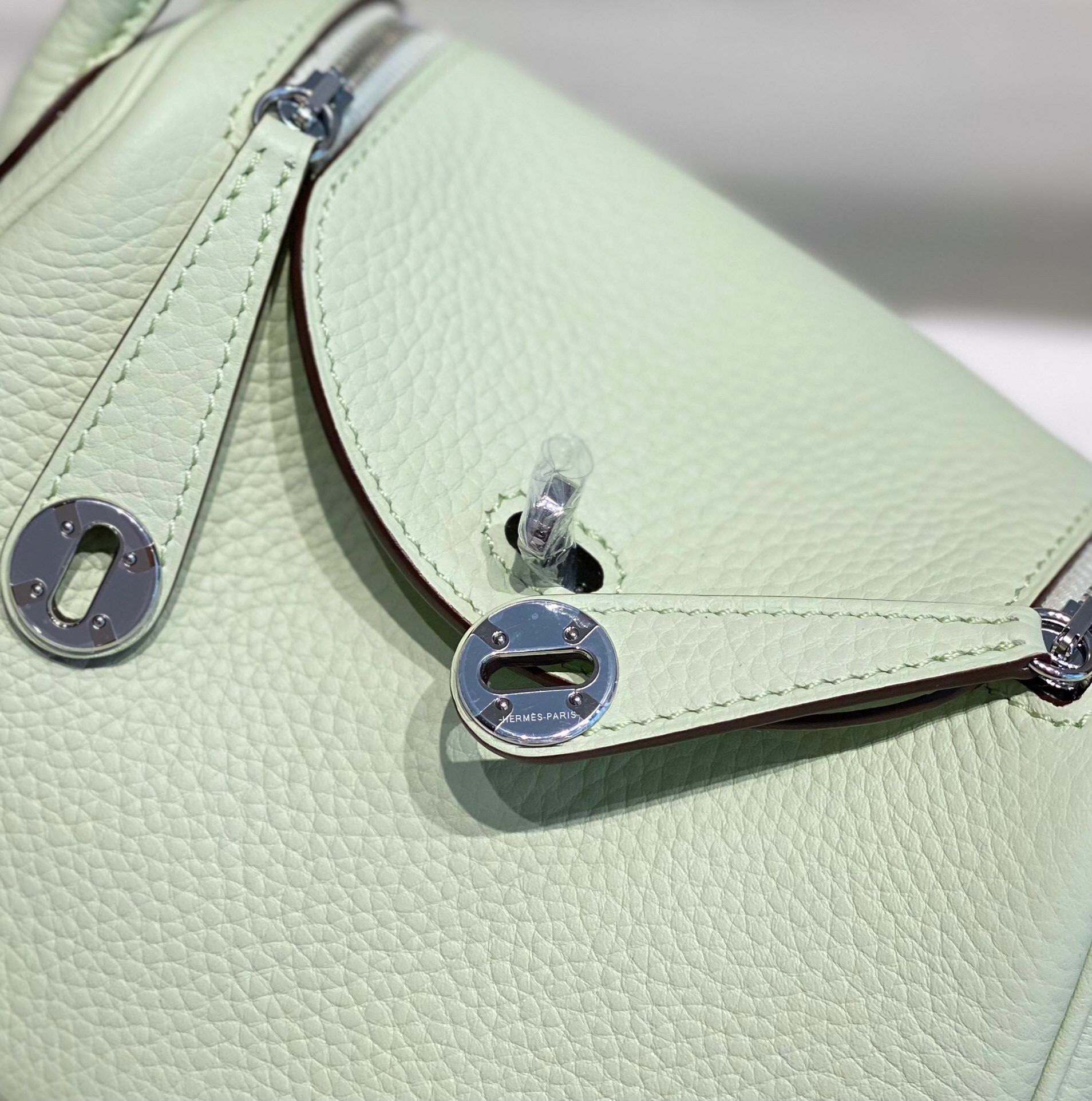 Hermes Lindy Mini Bag In Vert Fizz Clemence Leather PHW - Image 6