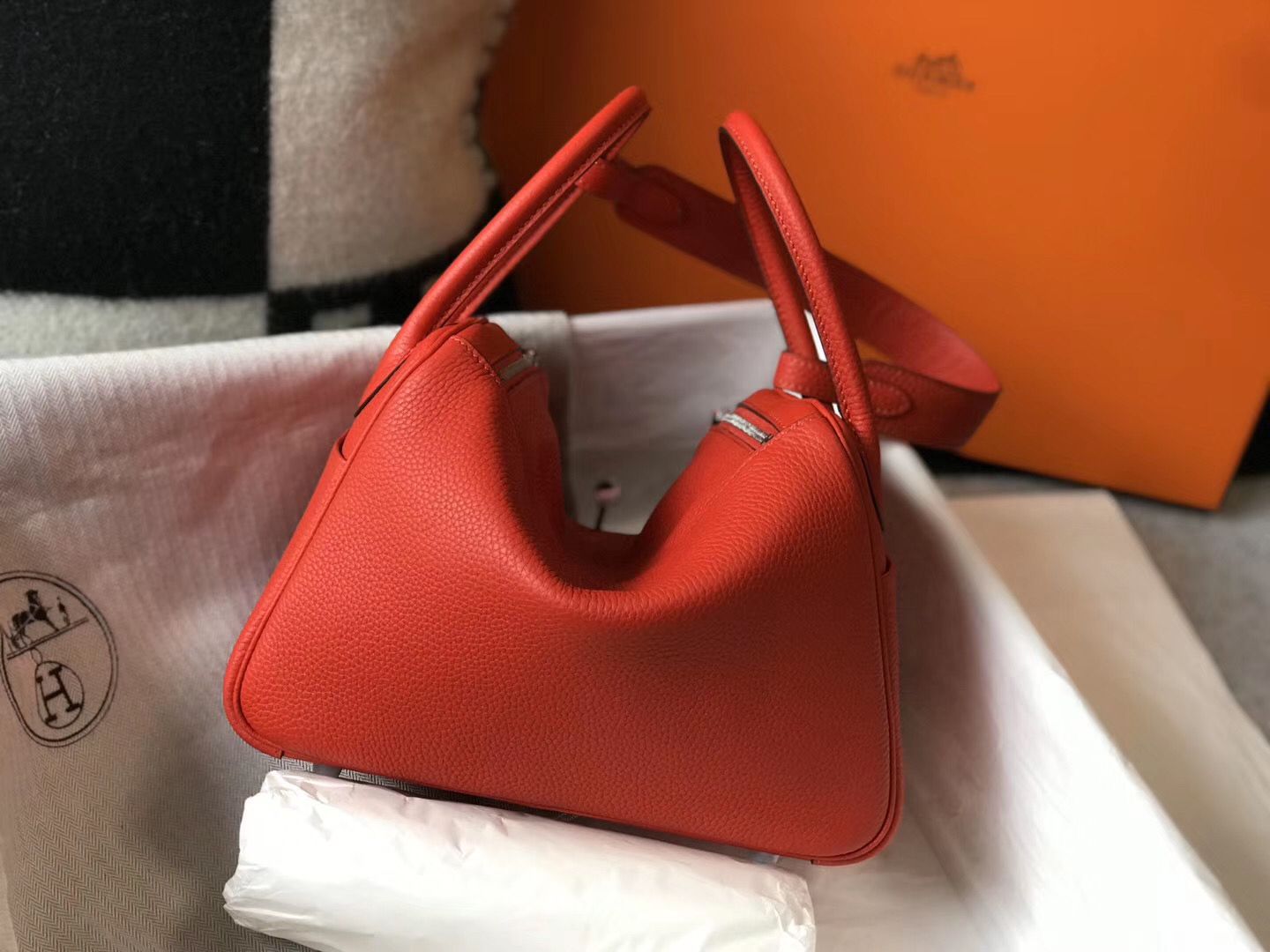 Hermes Lindy 26cm Bag In Red Clemence Leather PHW - Image 3